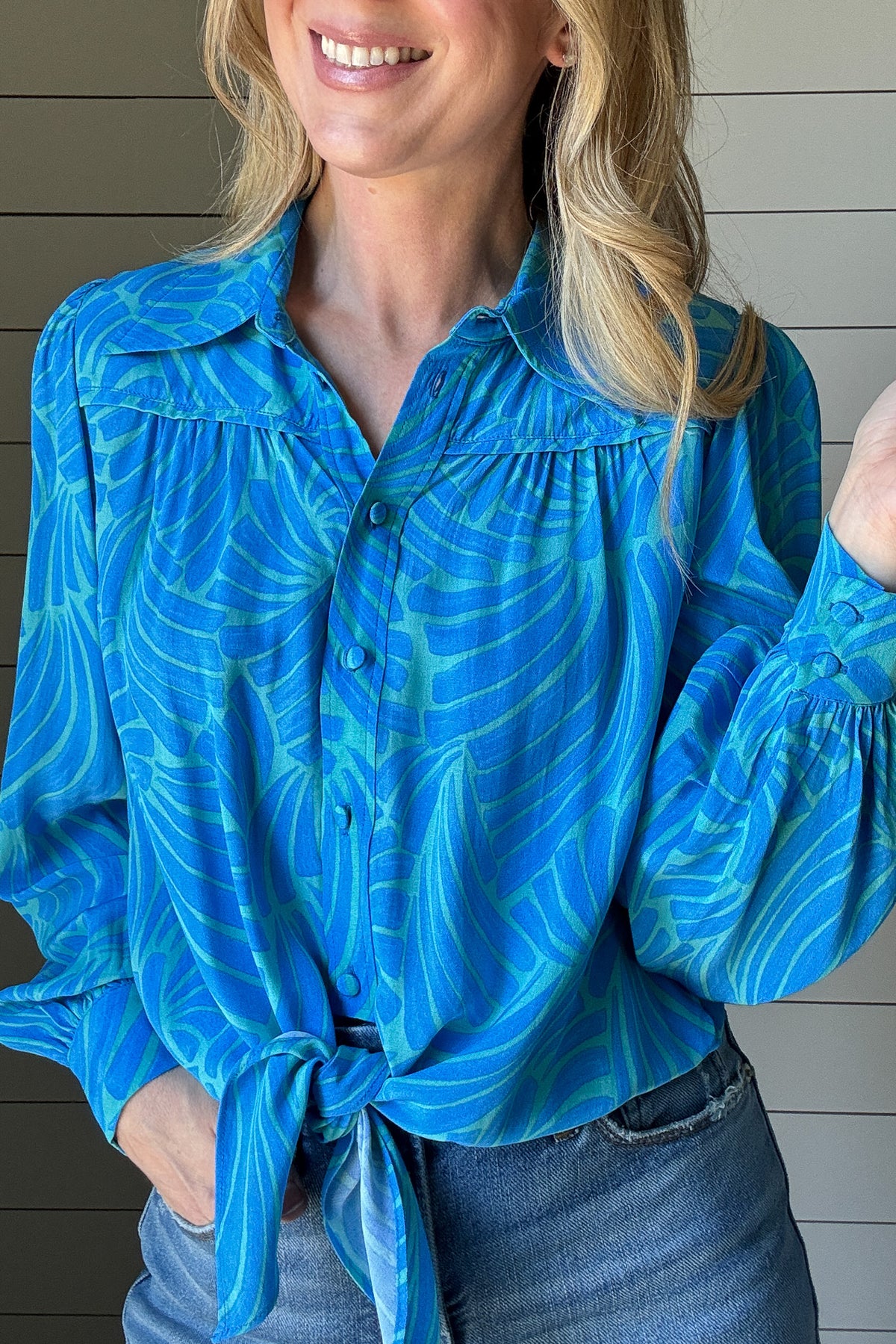 Elevate your wardrobe with our Luna Blouse in Blue.
The striking color palette and unique tie waist design make this blouse a statement piece.
Impeccable detailing and a banded back allow for a flattering billowing effect. Take your style to the next level with this luxurious and sophisticated top.