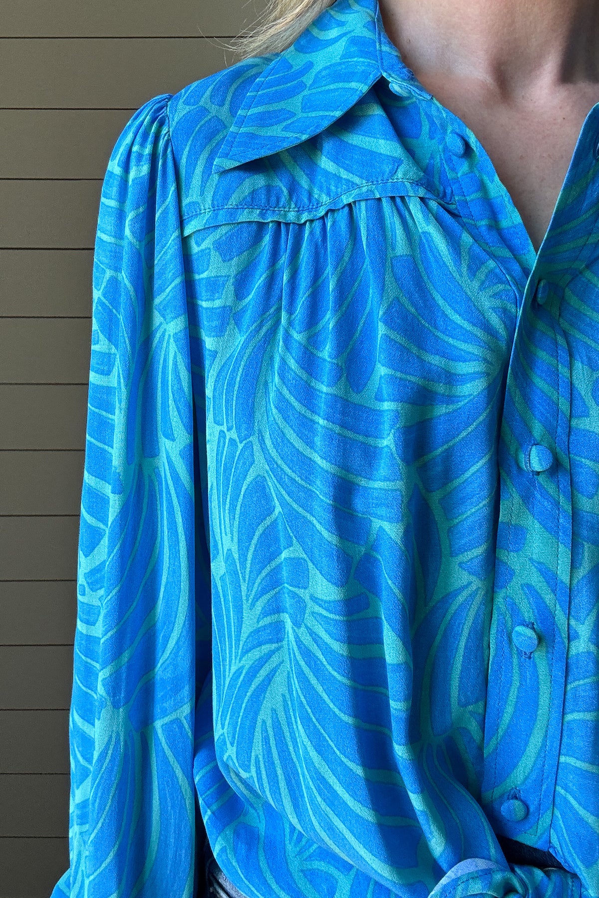 Elevate your wardrobe with our Luna Blouse in Blue.
The striking color palette and unique tie waist design make this blouse a statement piece.
Impeccable detailing and a banded back allow for a flattering billowing effect. Take your style to the next level with this luxurious and sophisticated top.