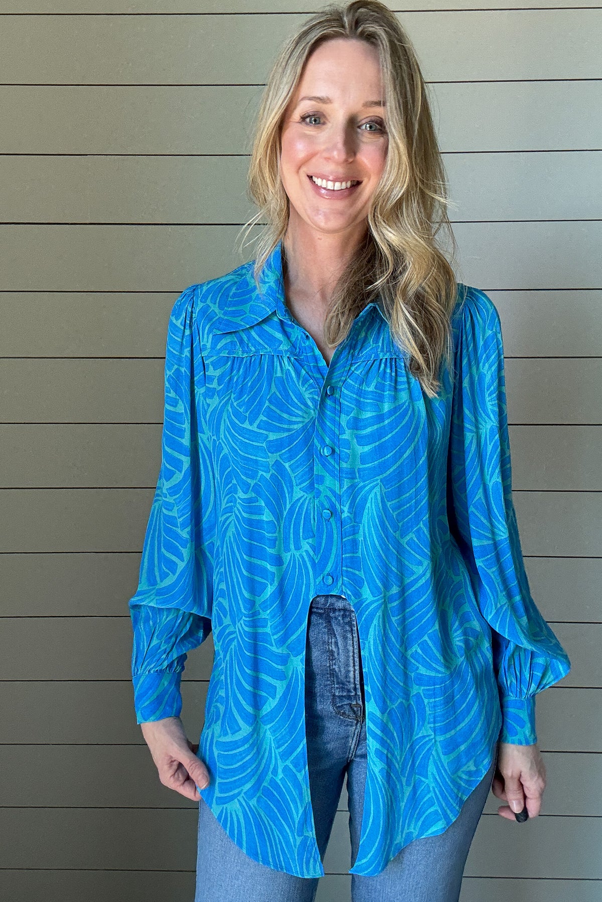 Elevate your wardrobe with our Luna Blouse in Blue.
The striking color palette and unique tie waist design make this blouse a statement piece.
Impeccable detailing and a banded back allow for a flattering billowing effect. Take your style to the next level with this luxurious and sophisticated top.