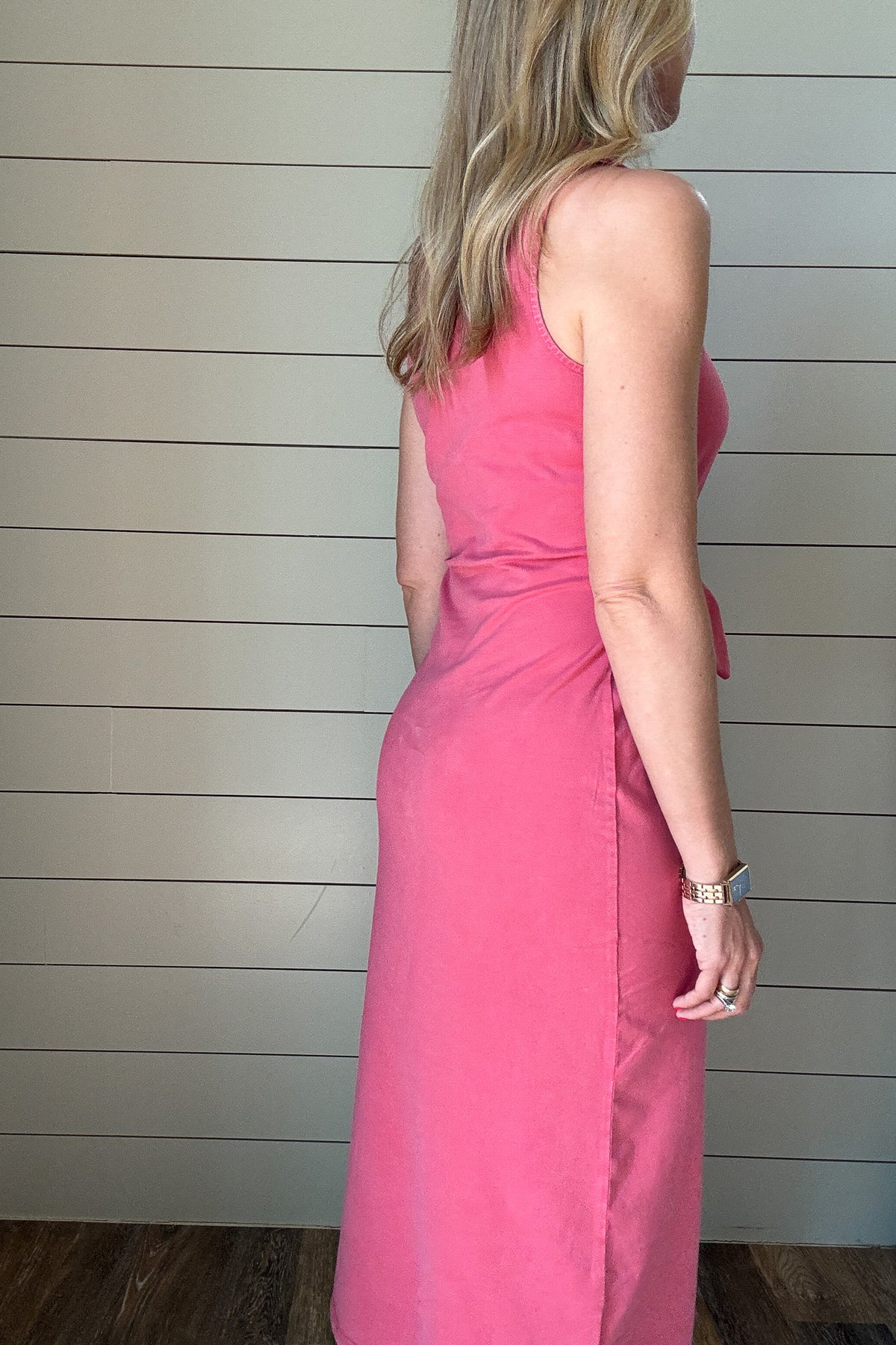 This easy midi dress is all about flattering fit and soft comfort. Made from a stretchy cotton blend and mineral washed for a subtle faded finish, it feels lived in and effortless. The side tie detail adds shape without any fuss- just throw it on and go.