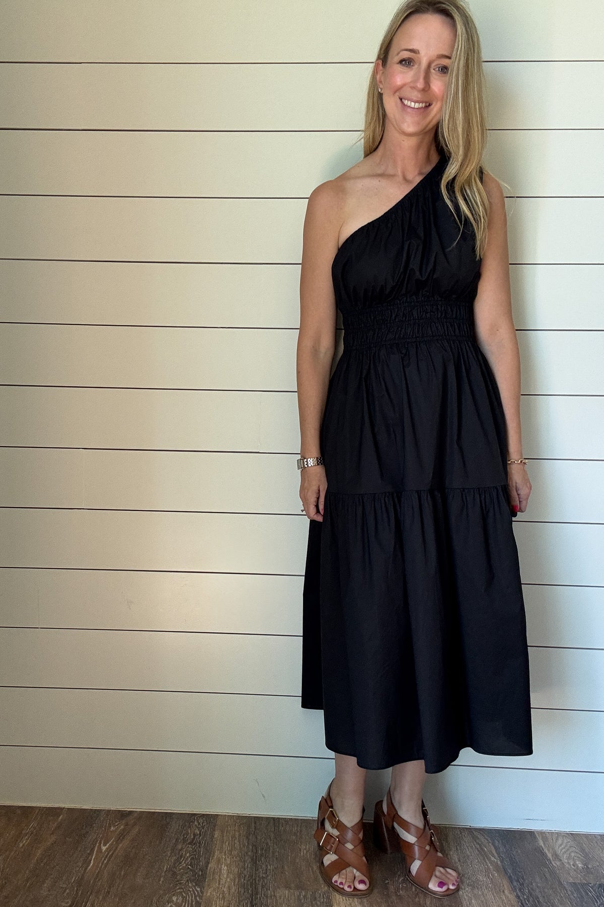 This one-shoulder poplin dress is the easy-chic piece your closet's been missing. Made from crisp cotton poplin, it holds its shape while still feeling light and breezy. The smocked waist adds definition and comfort, while the tiered skirt gives it a little extra movement. And yes—it has pockets. Perfect for dinners out, parties, or just when you want to feel a little more polished without trying too hard.