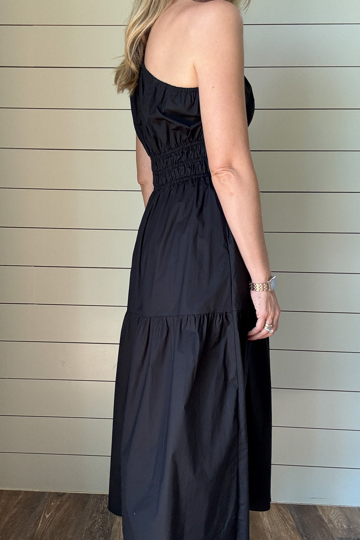 This one-shoulder poplin dress is the easy-chic piece your closet's been missing. Made from crisp cotton poplin, it holds its shape while still feeling light and breezy. The smocked waist adds definition and comfort, while the tiered skirt gives it a little extra movement. And yes—it has pockets. Perfect for dinners out, parties, or just when you want to feel a little more polished without trying too hard.