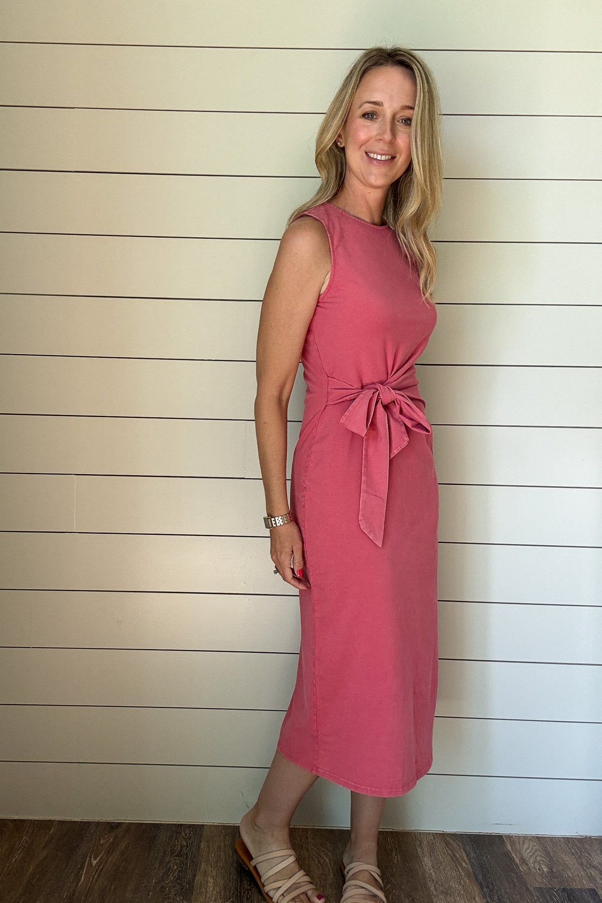 This easy midi dress is all about flattering fit and soft comfort. Made from a stretchy cotton blend and mineral washed for a subtle faded finish, it feels lived in and effortless. The side tie detail adds shape without any fuss- just throw it on and go.