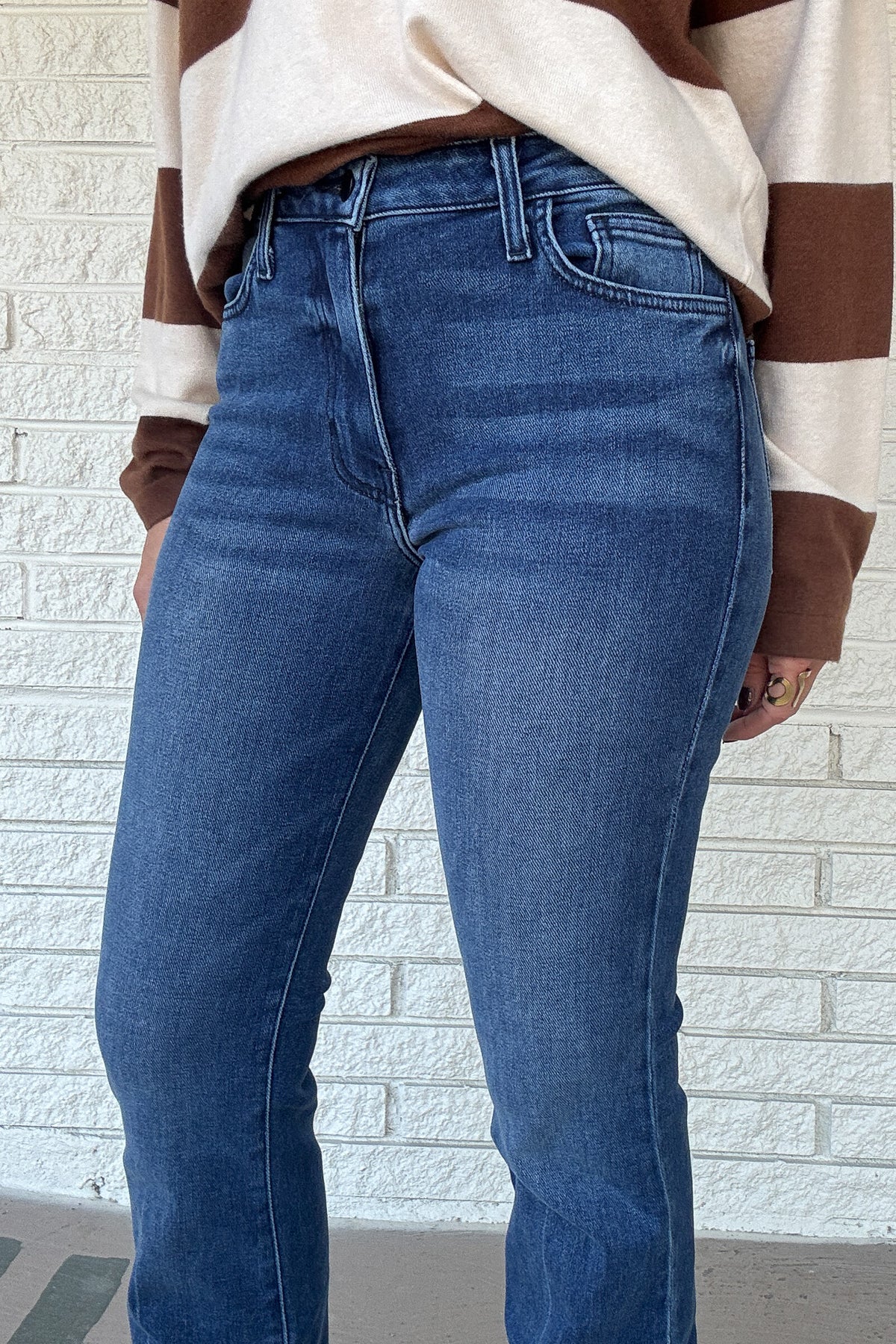 With a 10" rise and 29" inseam, these medium wash Letter to Juliet jeans have a slight stretch that moves with you and keeps its shape all day. The classic cut and tapered waistline create the perfect fit. Plus, with five pockets, you'll have plenty of space for all your essentials. These jeans are a dream come true!