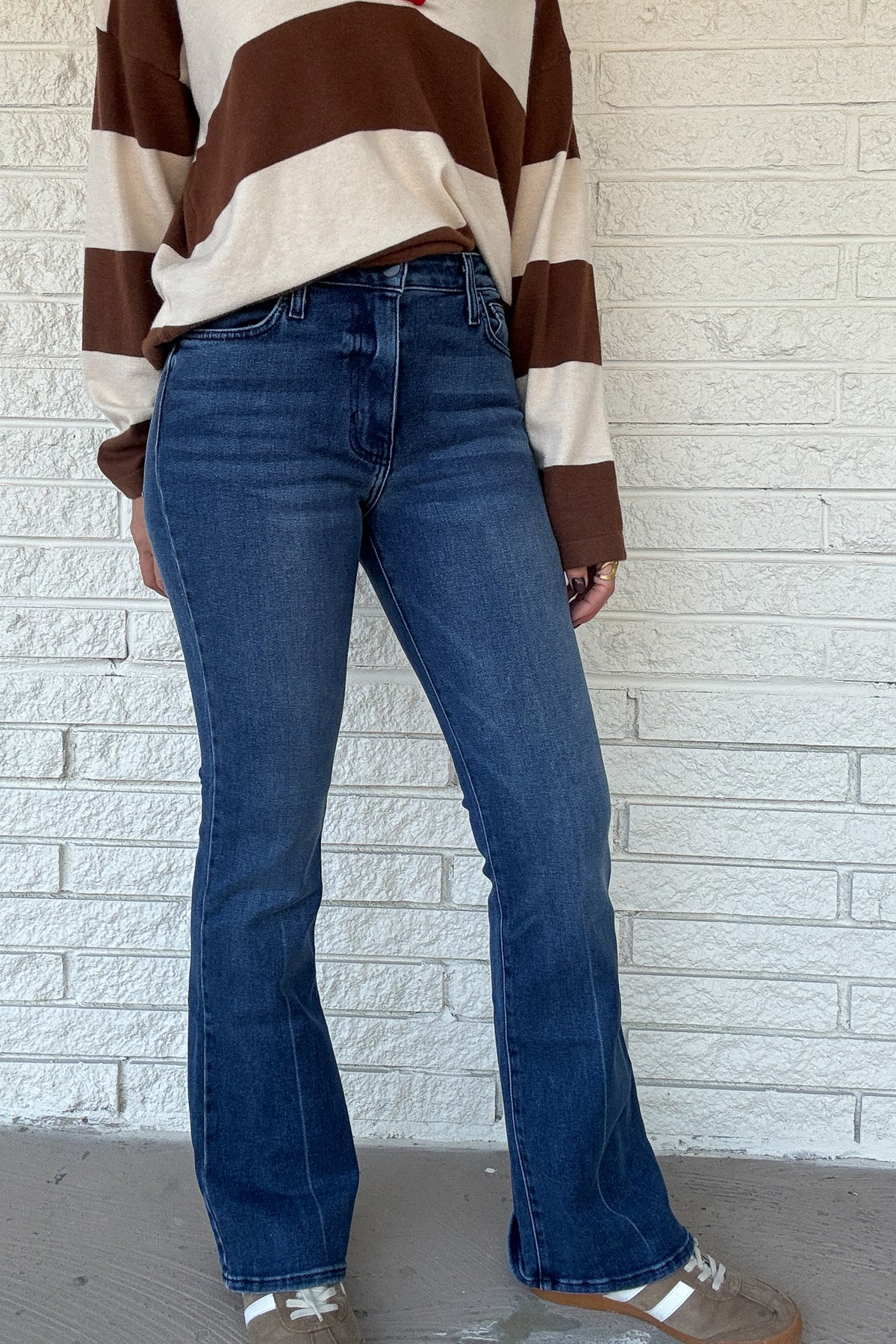 With a 10" rise and 29" inseam, these medium wash Letter to Juliet jeans have a slight stretch that moves with you and keeps its shape all day. The classic cut and tapered waistline create the perfect fit. Plus, with five pockets, you'll have plenty of space for all your essentials. These jeans are a dream come true!