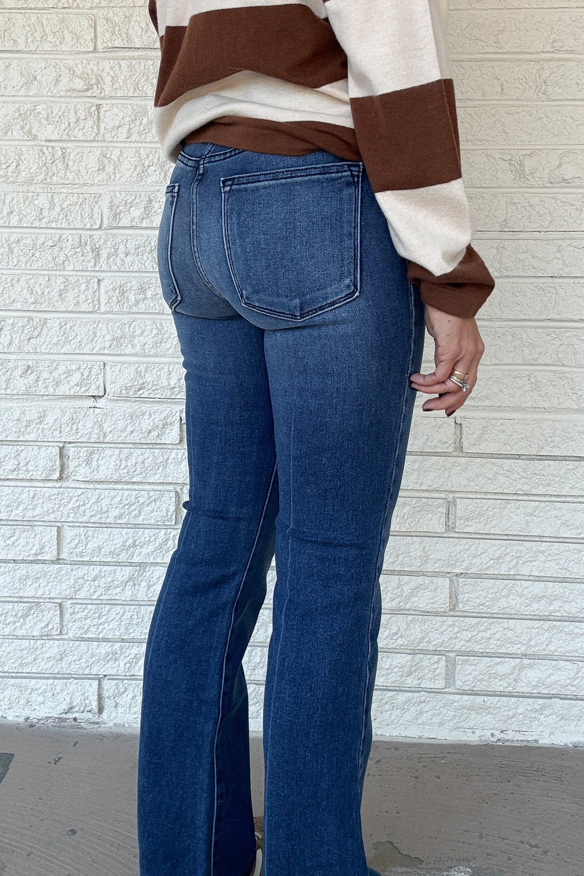 With a 10" rise and 29" inseam, these medium wash Letter to Juliet jeans have a slight stretch that moves with you and keeps its shape all day. The classic cut and tapered waistline create the perfect fit. Plus, with five pockets, you'll have plenty of space for all your essentials. These jeans are a dream come true!