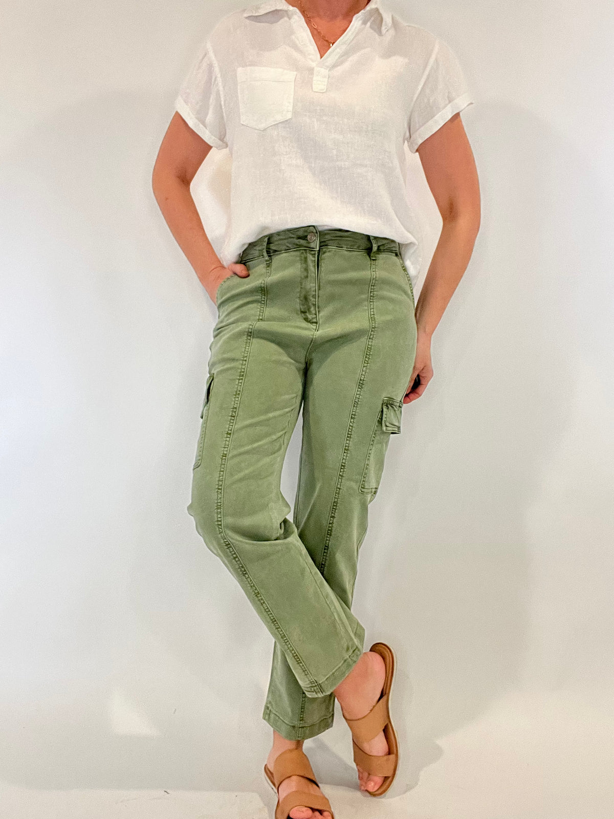 Indulge in a sense of effortless refinement with our Cargo Pants in olive green. Featuring front and back pockets, a straight fit, and a slight crop, these versatile pants embody casual sophistication.