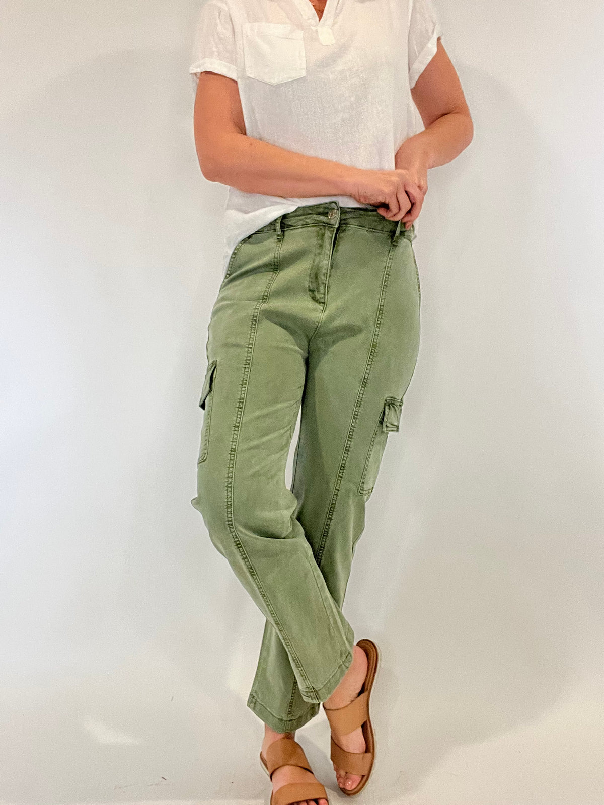 Indulge in a sense of effortless refinement with our Cargo Pants in olive green. Featuring front and back pockets, a straight fit, and a slight crop, these versatile pants embody casual sophistication.
