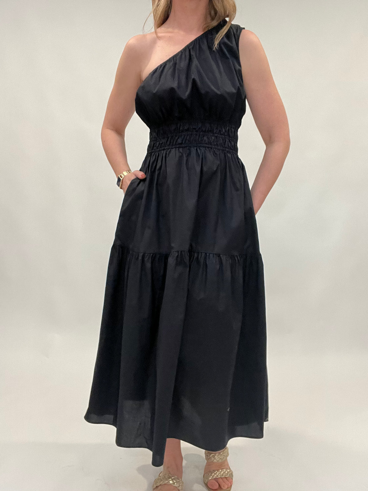 Indulge in luxury with our Best Day Black Poplin Dress. Made with 100% cotton poplin, this single shoulder dress provides wide coverage and features convenient pockets. The tiered skirt, along with the ruche on the waist, adds a touch of sophistication. Elevate your wardrobe with this exclusive and elegant dress.