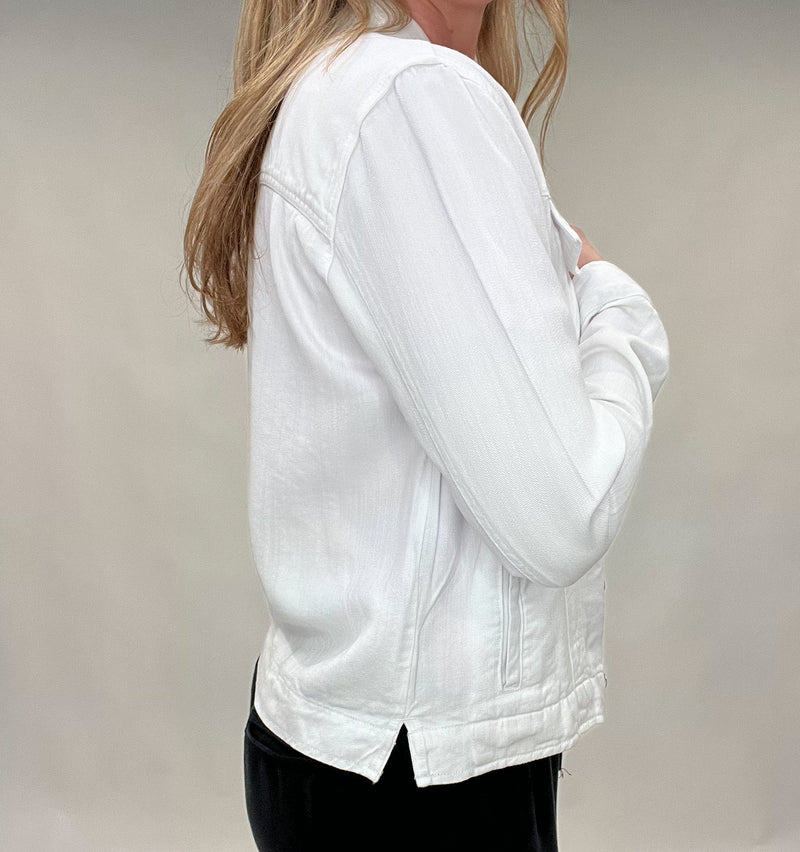 The "perfect" top layer for chic and casual looks, this white denim jacket is a must-have. With a stretchy fit that stays true to size, it features double chest pockets for practicality and style. Upgrade your wardrobe with this versatile jacket.