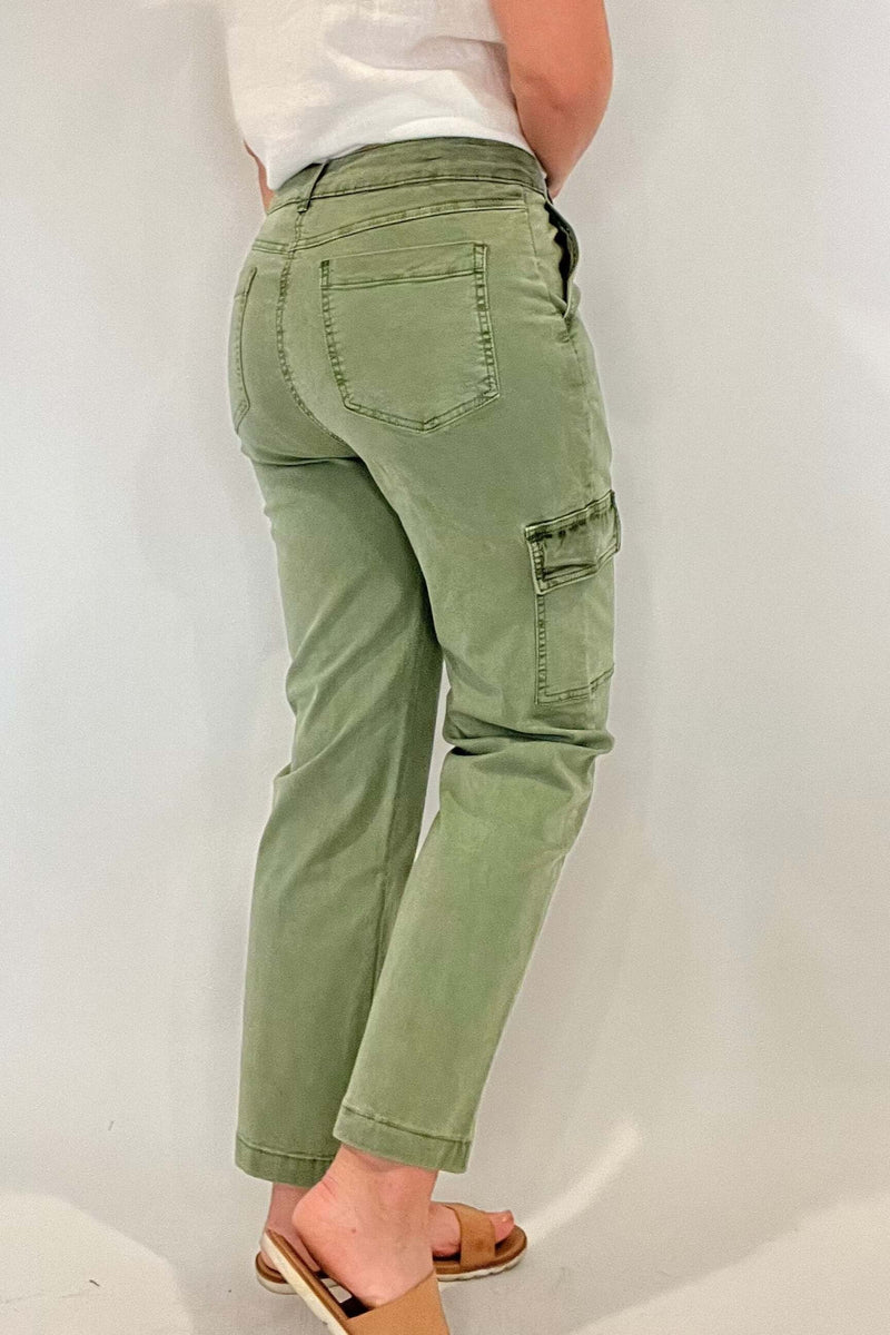 Indulge in a sense of effortless refinement with our Cargo Pants in olive green. Featuring front and back pockets, a straight fit, and a slight crop, these versatile pants embody casual sophistication.