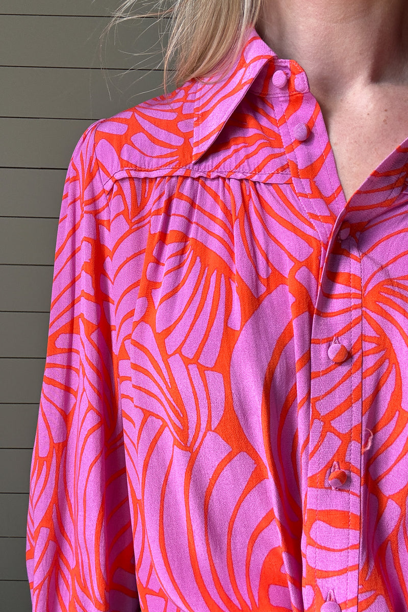 Elevate your wardrobe with our Luna Blouse in Pink.

The striking color palette and unique tie waist design make this blouse a statement piece.

Impeccable detailing and a banded back allow for a flattering billowing effect.

Take your style to the next level with this luxurious and sophisticated top.