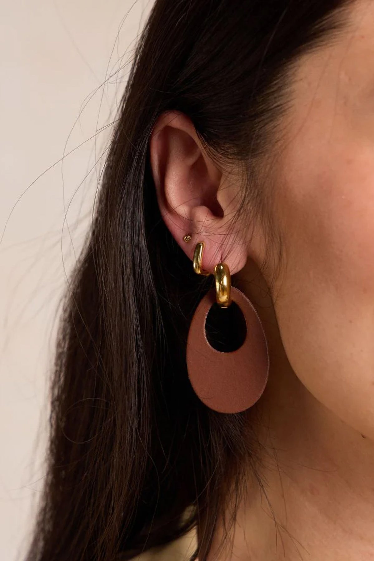 statement drop earrings, oval drop earrings, sculptural earrings, cutout earrings, gold huggie earrings, silver huggie earrings, waterproof earrings, PVD plated jewelry, interchangeable earrings, modern statement earrings, nickel free earrings, hypoallergenic earrings, women’s fashion jewelry, boutique earrings, effortless style accessories, Cotton & Cashmere boutique, Blanco Texas boutique, women’s jewelry online