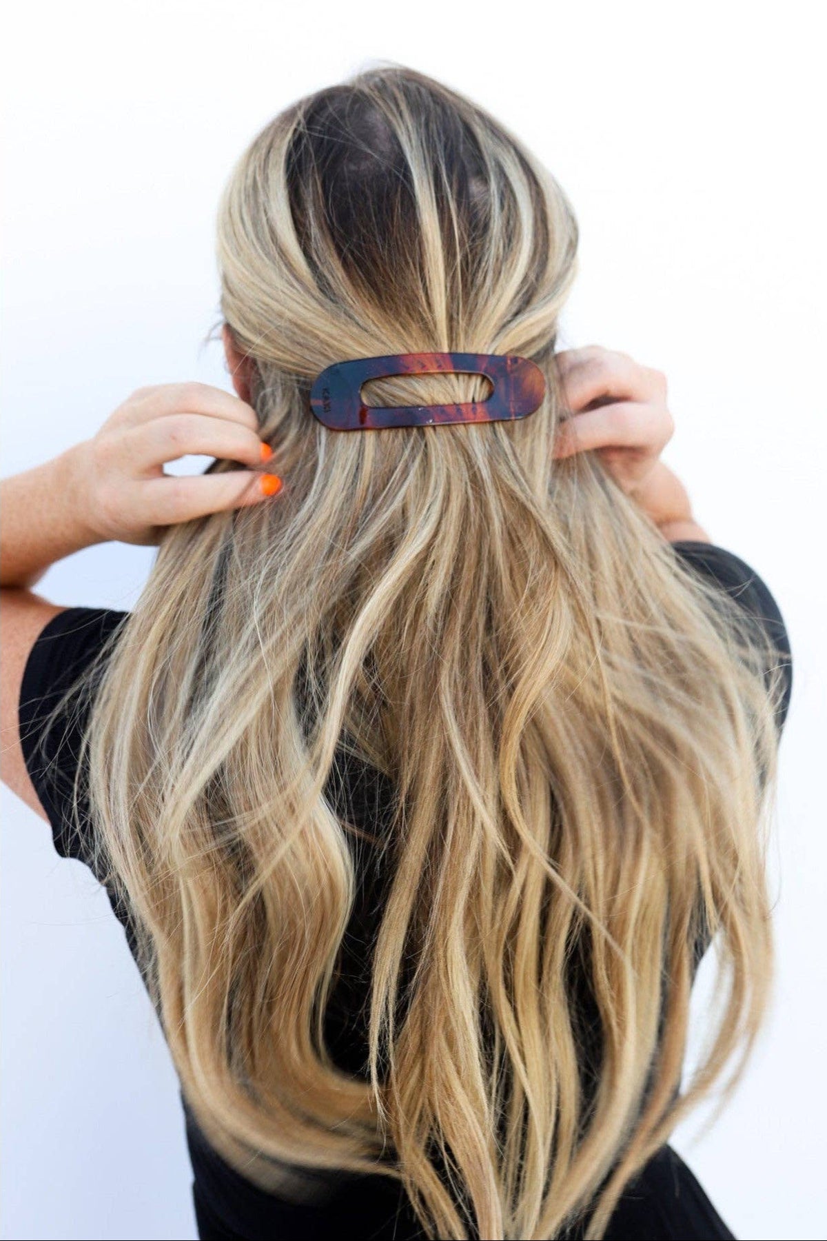 Our best-selling hair claws now in classic tortoise. These extra-large clips hold all your hair back without leaving creases. Designed with a flat profile, they let you lean back on a headrest or lay down without any discomfort—perfect for on-the-go days.