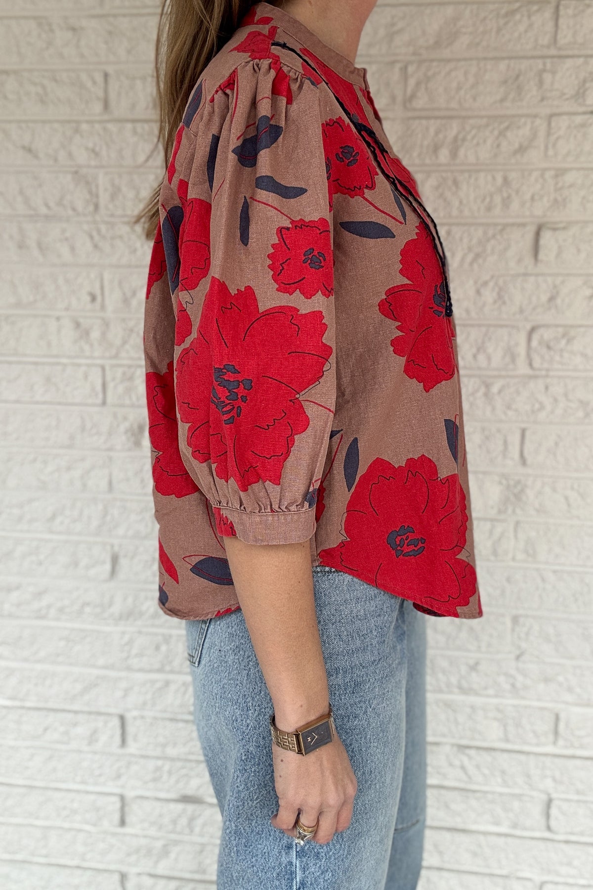 This floral blouse brings an easy, elevated feel to your everyday wardrobe. The linen-cotton blend keeps it lightweight and breathable, perfect for warm days and easy layering. The split neckline and contrast trim add just enough detail to make it feel special while staying effortless.