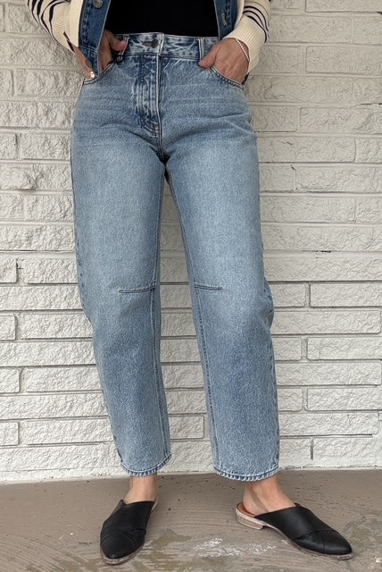 Meet your new go to denim! These Velvet Heart barrel cut jeans bring an effortless, modern shape with classic 100% cotton structure. Easy to style, flattering through the leg, and finished with a button fly for a timeless feel.