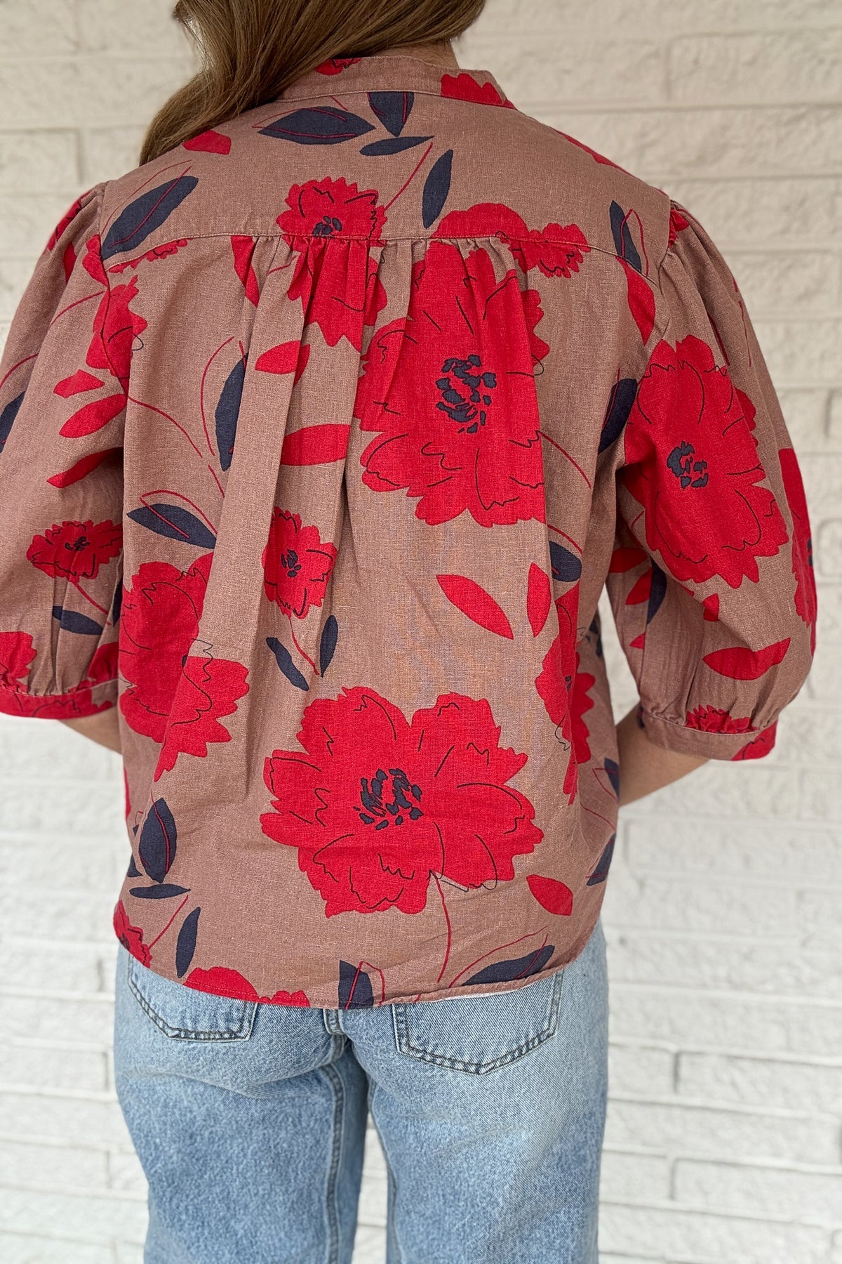 This floral blouse brings an easy, elevated feel to your everyday wardrobe. The linen-cotton blend keeps it lightweight and breathable, perfect for warm days and easy layering. The split neckline and contrast trim add just enough detail to make it feel special while staying effortless.