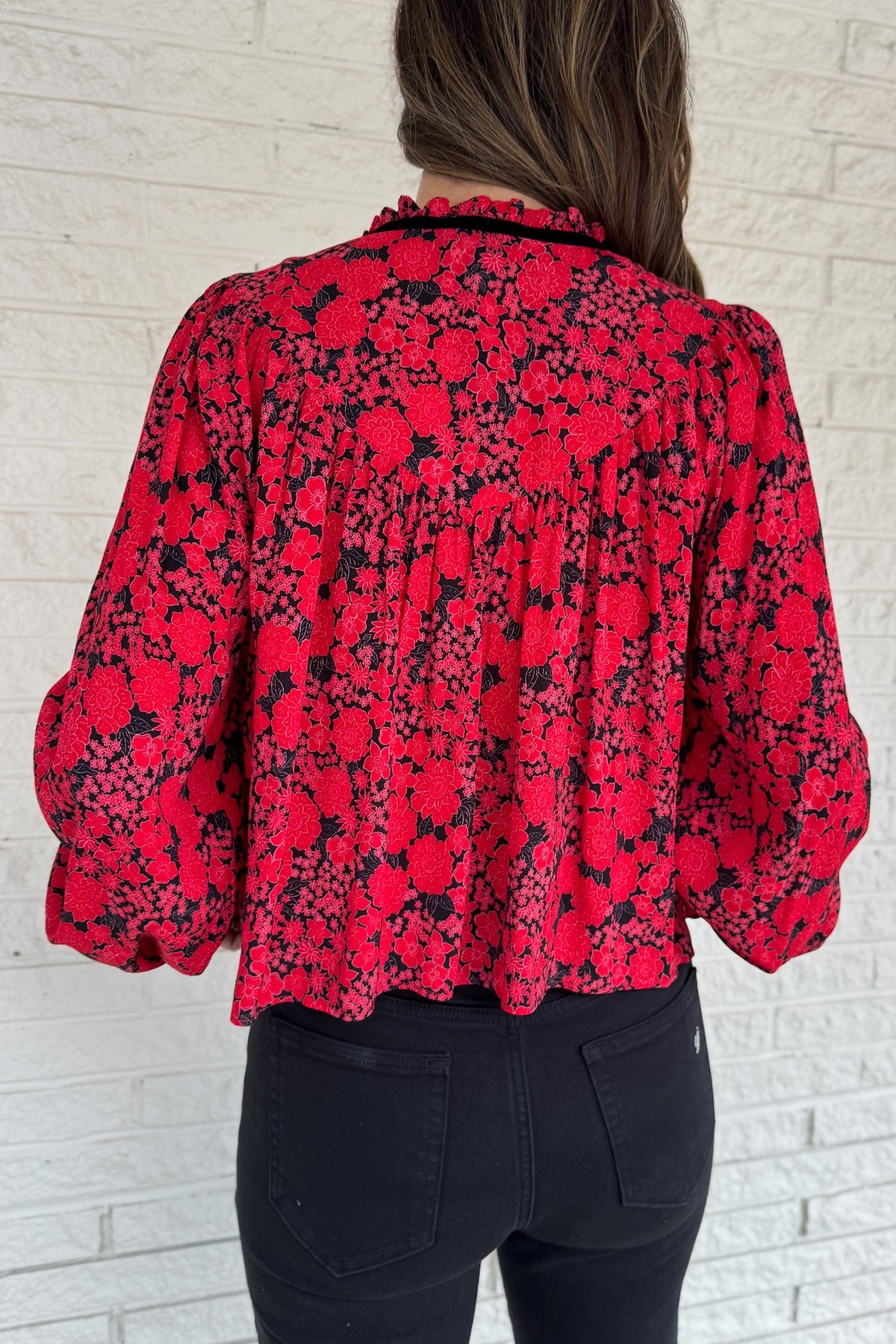 Bold and effortless, this floral top brings vibrant energy with zero fuss. The relaxed shape balances the statement print, and the soft velvet trim adds a touch of sophistication. Lightly gathered cuffs finish the look with subtle volume. Easy to style for day or dinner.