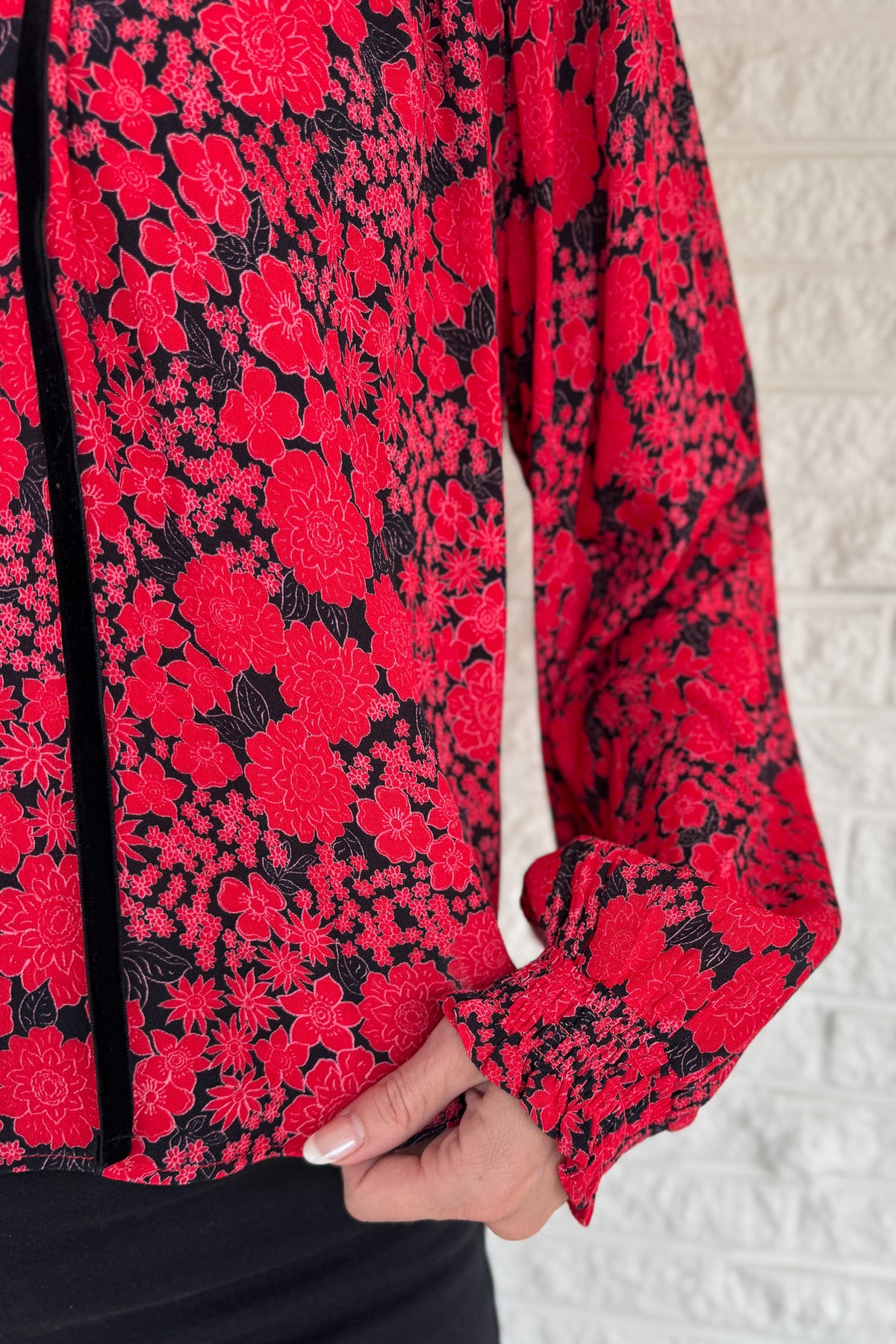Bold and effortless, this floral top brings vibrant energy with zero fuss. The relaxed shape balances the statement print, and the soft velvet trim adds a touch of sophistication. Lightly gathered cuffs finish the look with subtle volume. Easy to style for day or dinner.