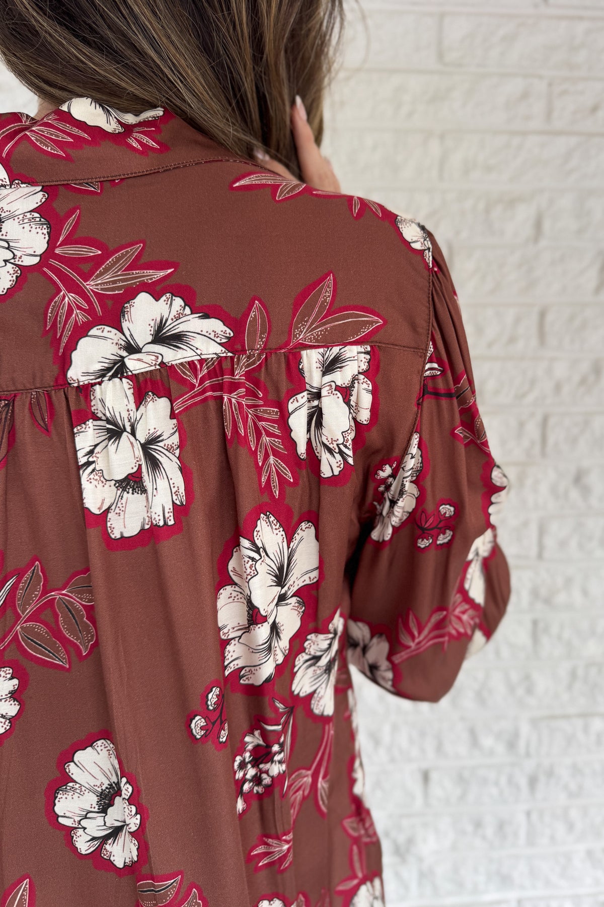 A floral blouse with a refined touch. Designed in a warm brown base with bold contrast blooms and lace-trimmed sleeves, this top adds an elevated feel to everyday dressing. Lightweight with subtle drape, it pairs easily with denim or trousers and works well for both weekday and weekend.