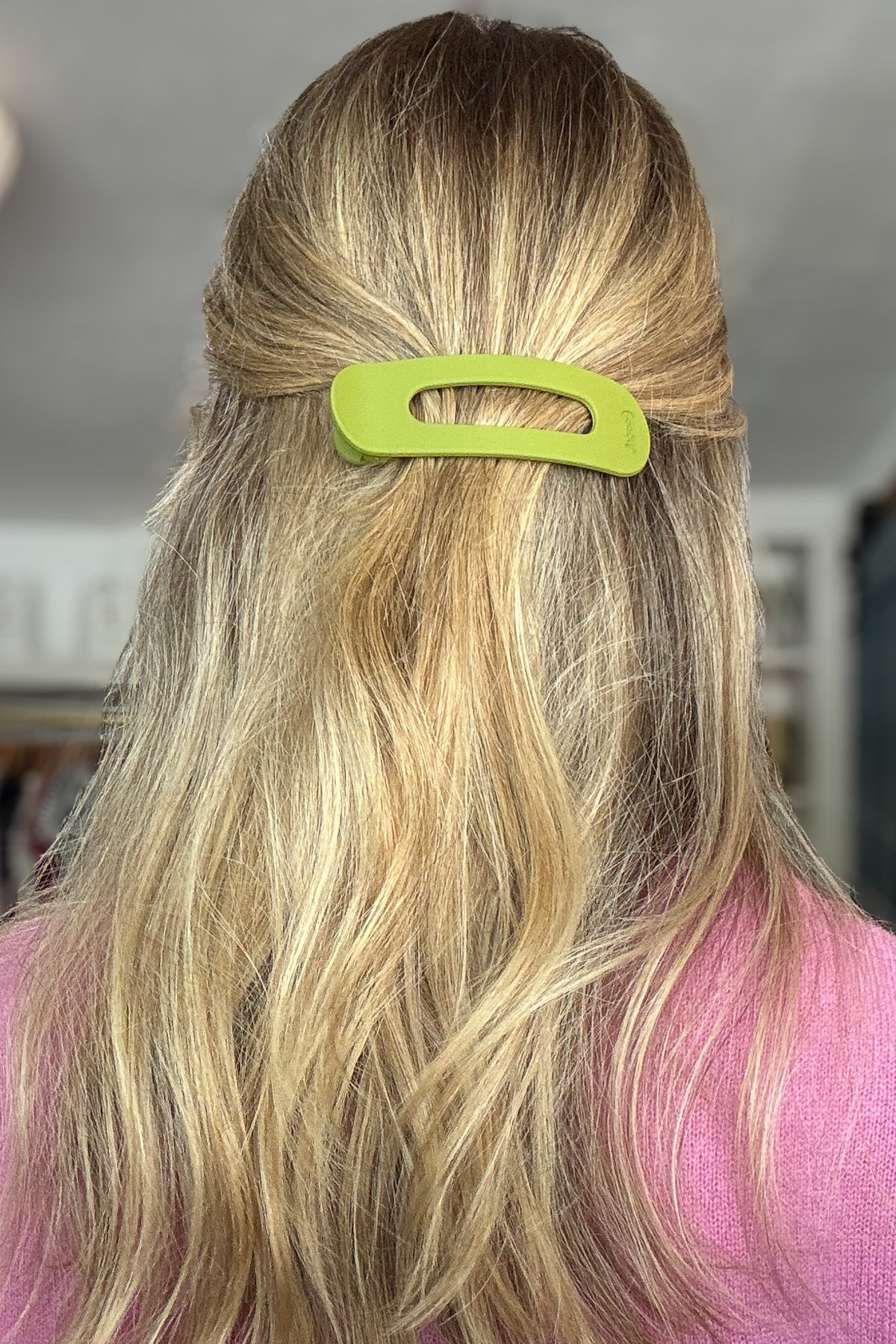 Our best-selling hair claws now in fresh matte green. These extra-large clips hold all your hair back without leaving creases. Designed with a flat profile, they let you lean back on a headrest or lay down without any discomfort—perfect for on-the-go days.