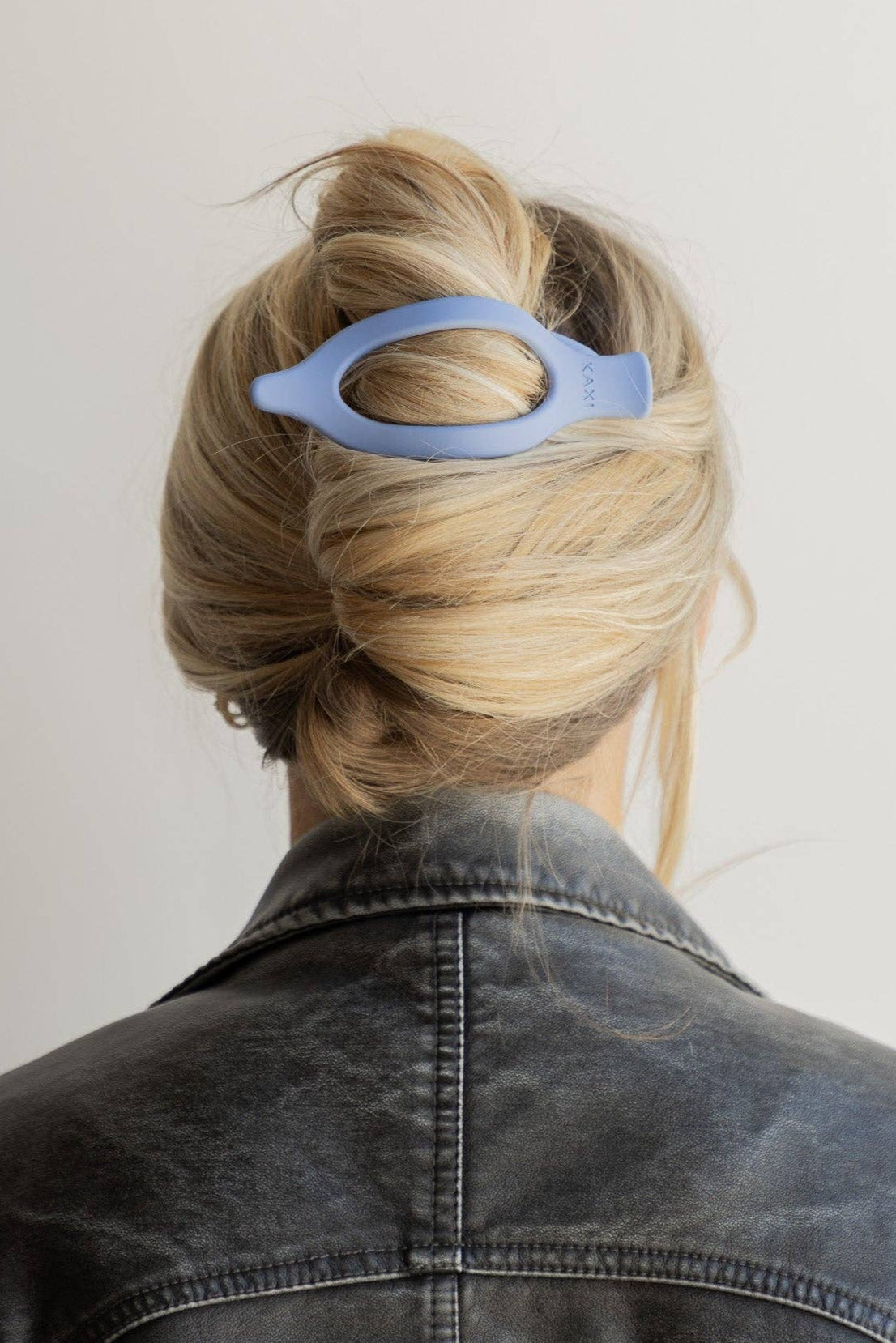 The Kaxi Alligator Clip is mighty enough to hold all your hair back—whether you’re getting ready in the morning or lounging by the pool. Convenient, stylish and about 5 inches long, it’s your go-to clip for every occasion.