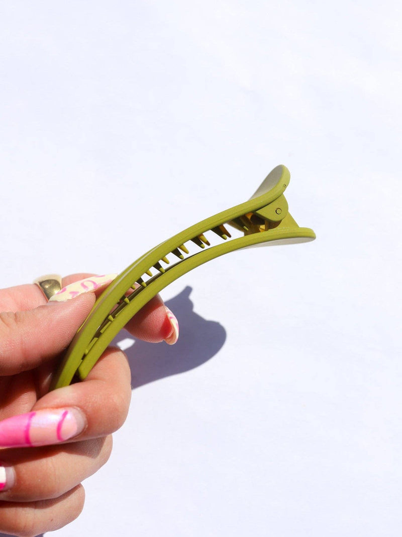 Our best-selling hair claws now in fresh matte green. These extra-large clips hold all your hair back without leaving creases. Designed with a flat profile, they let you lean back on a headrest or lay down without any discomfort—perfect for on-the-go days.