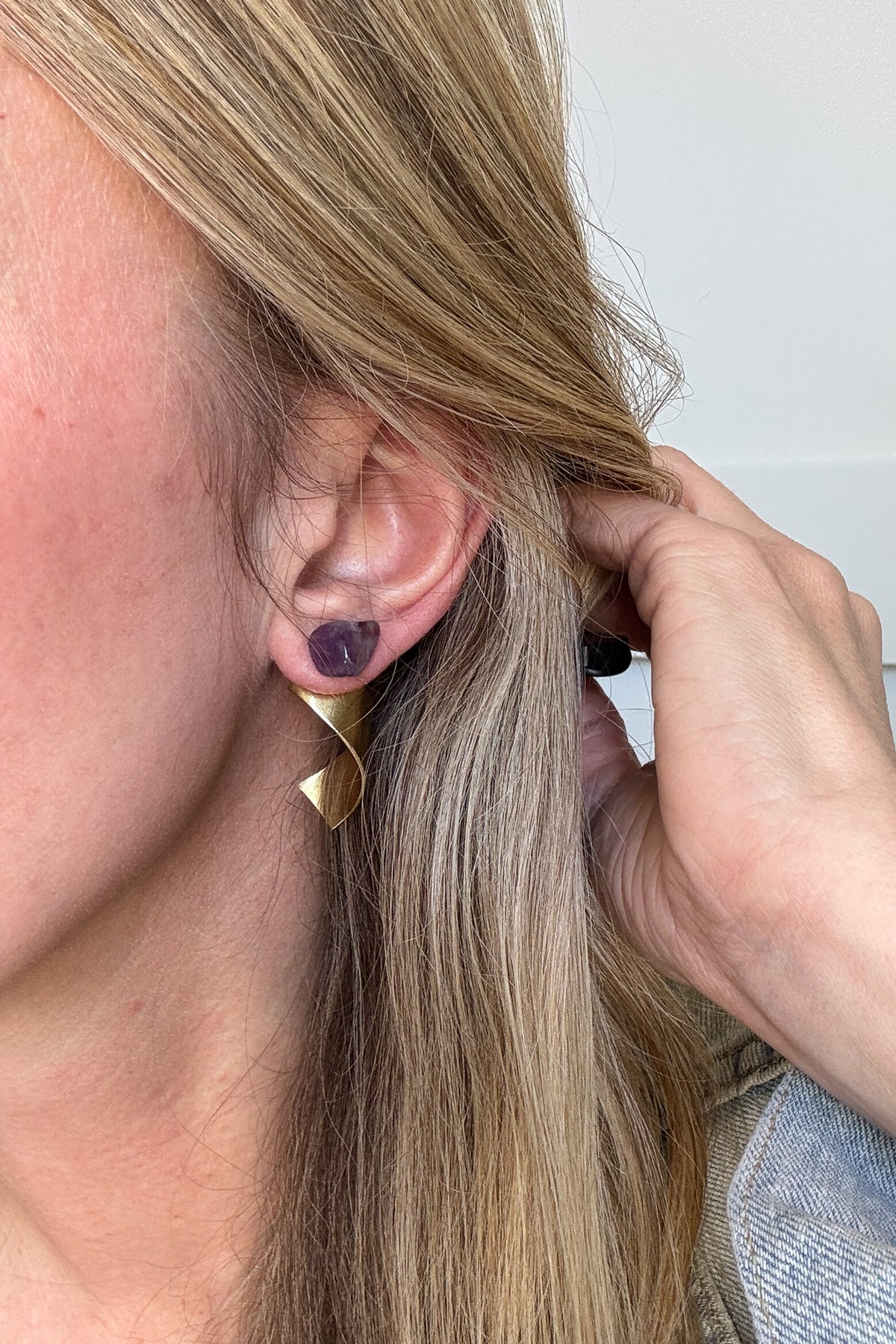 These studs give an exciting twist to our layered earrings collection.

*raw brass
*stainless steel posts
*nickel free
*stone of your choice

wear the twist with the stone in-front of the ear or in back. Or just wear the stone as a stud on its own.

*made in the USA with materials ethically sourced