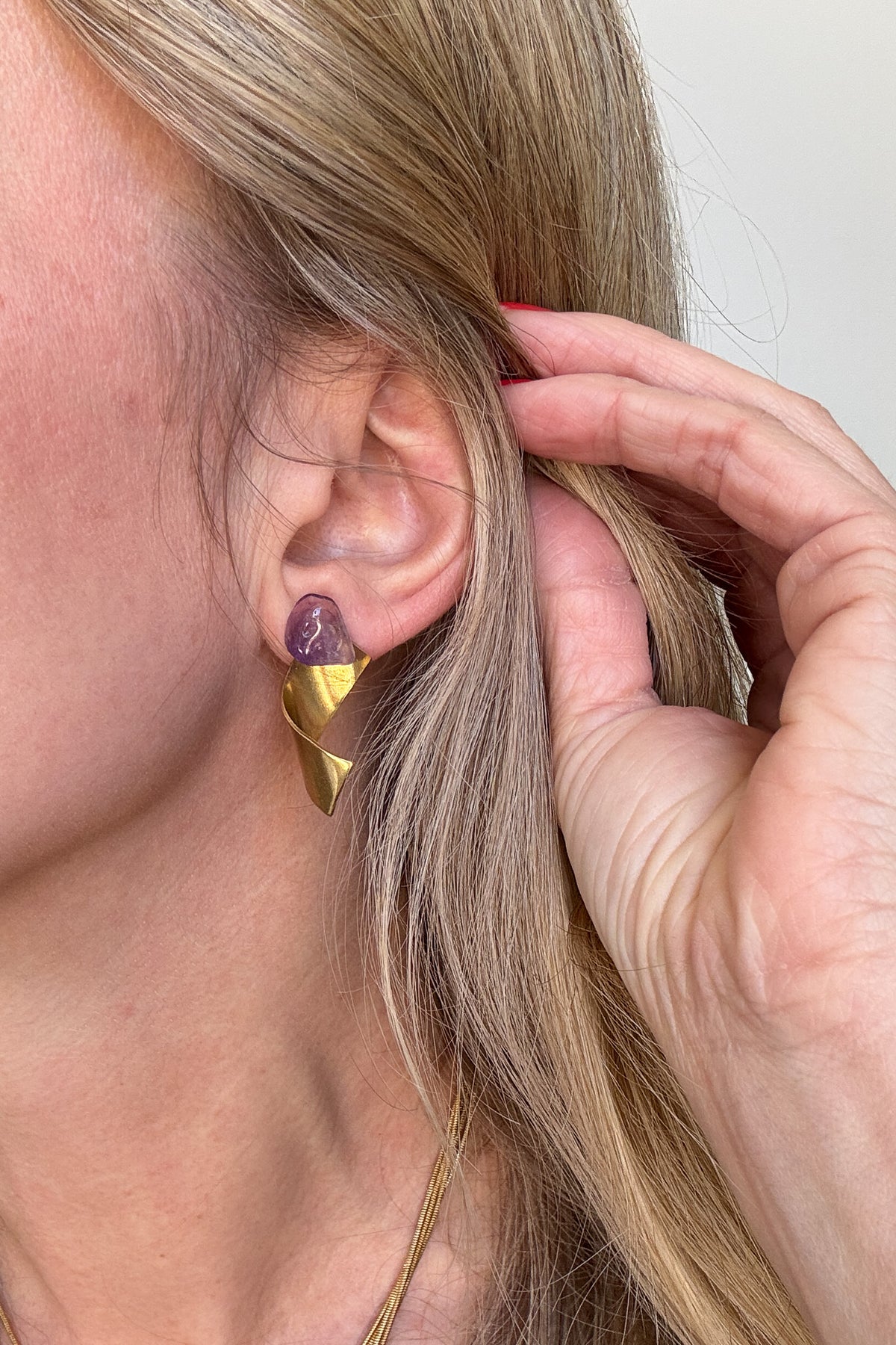 These studs give an exciting twist to our layered earrings collection.

*raw brass
*stainless steel posts
*nickel free
*stone of your choice

wear the twist with the stone in-front of the ear or in back. Or just wear the stone as a stud on its own.

*made in the USA with materials ethically sourced