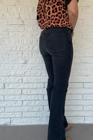 These light wash jeans feature a 10" rise and 33" inseam, along with a slight stretch that maintains its shape all day. The traditional cut and tapered waistline offer maximum comfort and style. Additionally, five pockets provide ample room for all your must-haves. Experience the ultimate denim dream with these jeans.