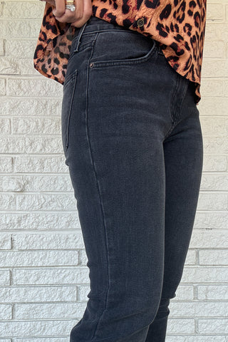 These light wash jeans feature a 10" rise and 33" inseam, along with a slight stretch that maintains its shape all day. The traditional cut and tapered waistline offer maximum comfort and style. Additionally, five pockets provide ample room for all your must-haves. Experience the ultimate denim dream with these jeans.