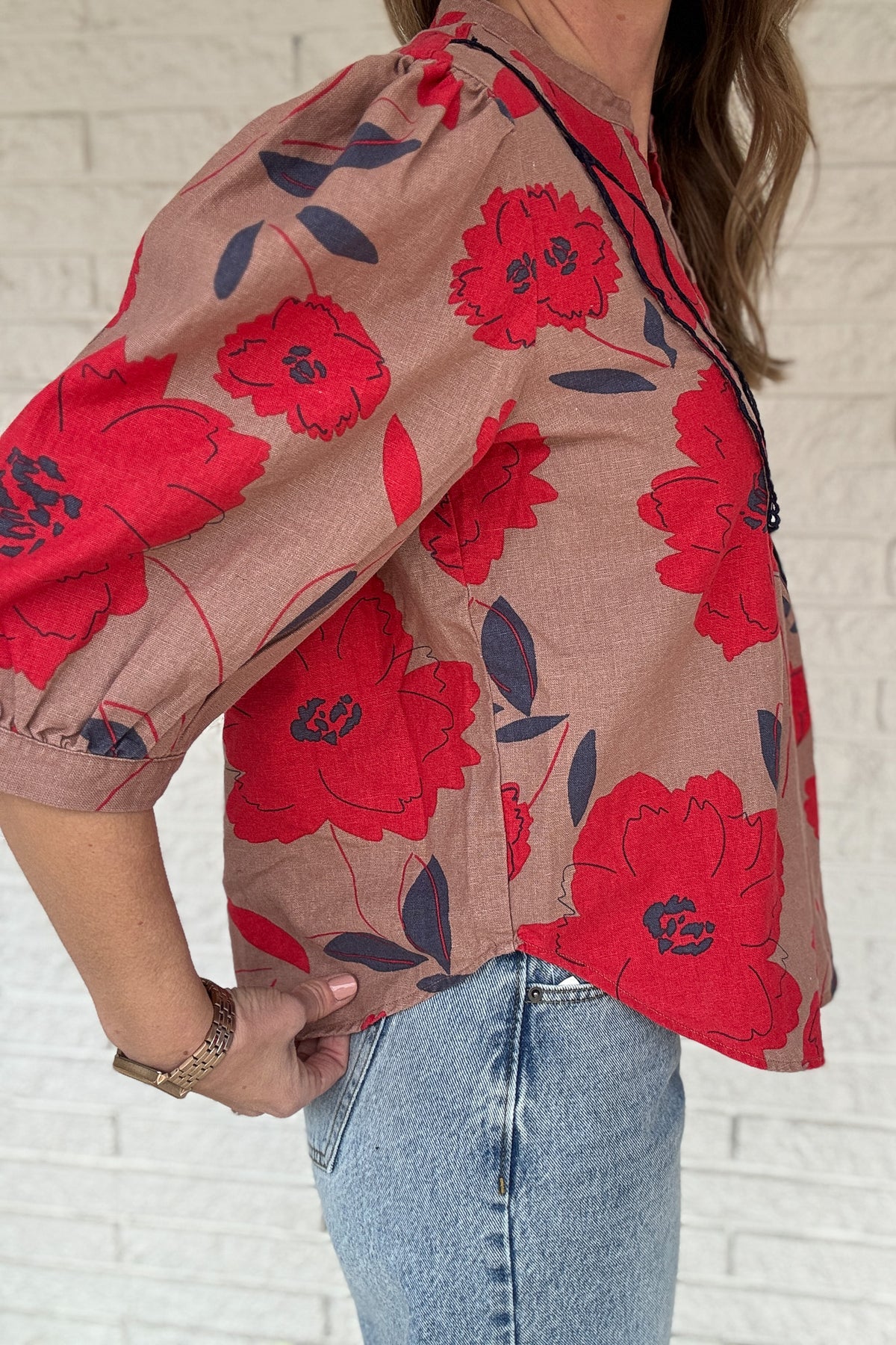 This floral blouse brings an easy, elevated feel to your everyday wardrobe. The linen-cotton blend keeps it lightweight and breathable, perfect for warm days and easy layering. The split neckline and contrast trim add just enough detail to make it feel special while staying effortless.