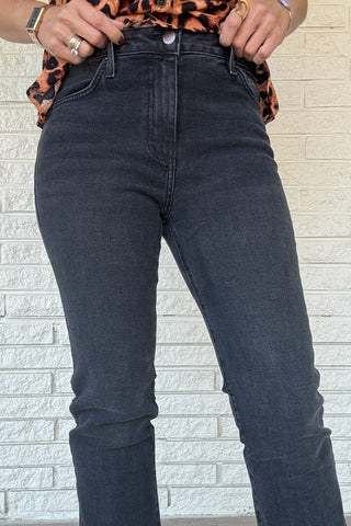 These light wash jeans feature a 10" rise and 33" inseam, along with a slight stretch that maintains its shape all day. The traditional cut and tapered waistline offer maximum comfort and style. Additionally, five pockets provide ample room for all your must-haves. Experience the ultimate denim dream with these jeans.
