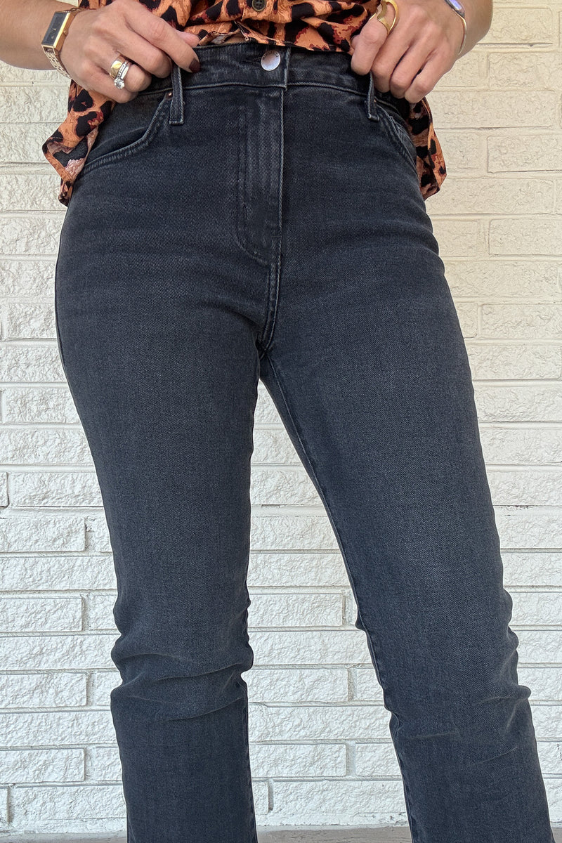 These light wash jeans feature a 10" rise and 33" inseam, along with a slight stretch that maintains its shape all day. The traditional cut and tapered waistline offer maximum comfort and style. Additionally, five pockets provide ample room for all your must-haves. Experience the ultimate denim dream with these jeans.