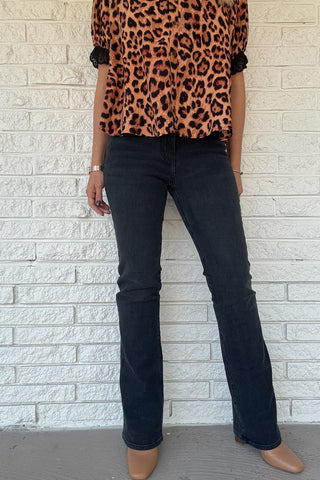 These light wash jeans feature a 10" rise and 33" inseam, along with a slight stretch that maintains its shape all day. The traditional cut and tapered waistline offer maximum comfort and style. Additionally, five pockets provide ample room for all your must-haves. Experience the ultimate denim dream with these jeans.