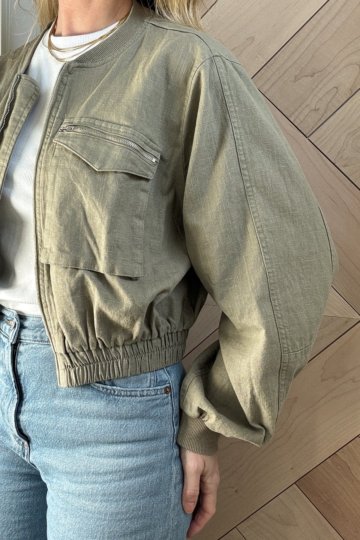 lightweight blend of cotton and linen, this jacket features fantastic pocket detailing and an elastic waist for a comfortable fit!