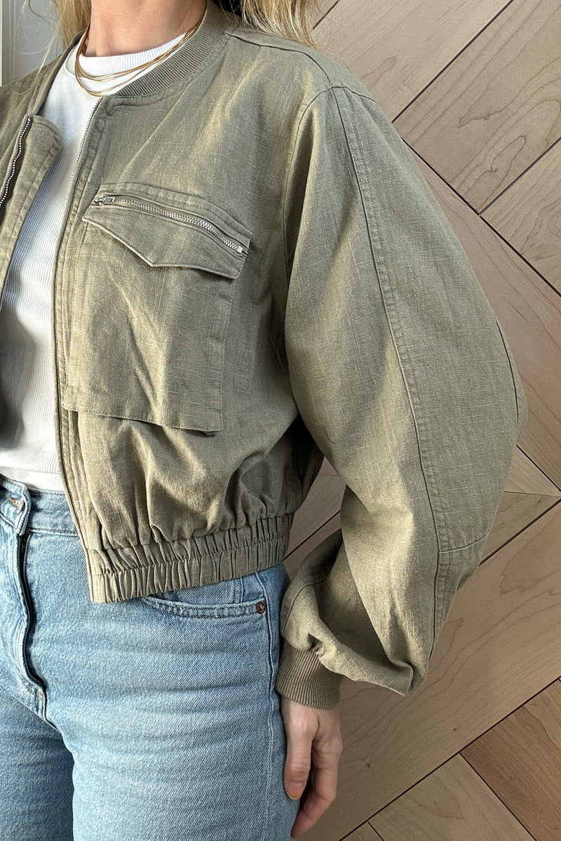 lightweight blend of cotton and linen, this jacket features fantastic pocket detailing and an elastic waist for a comfortable fit!