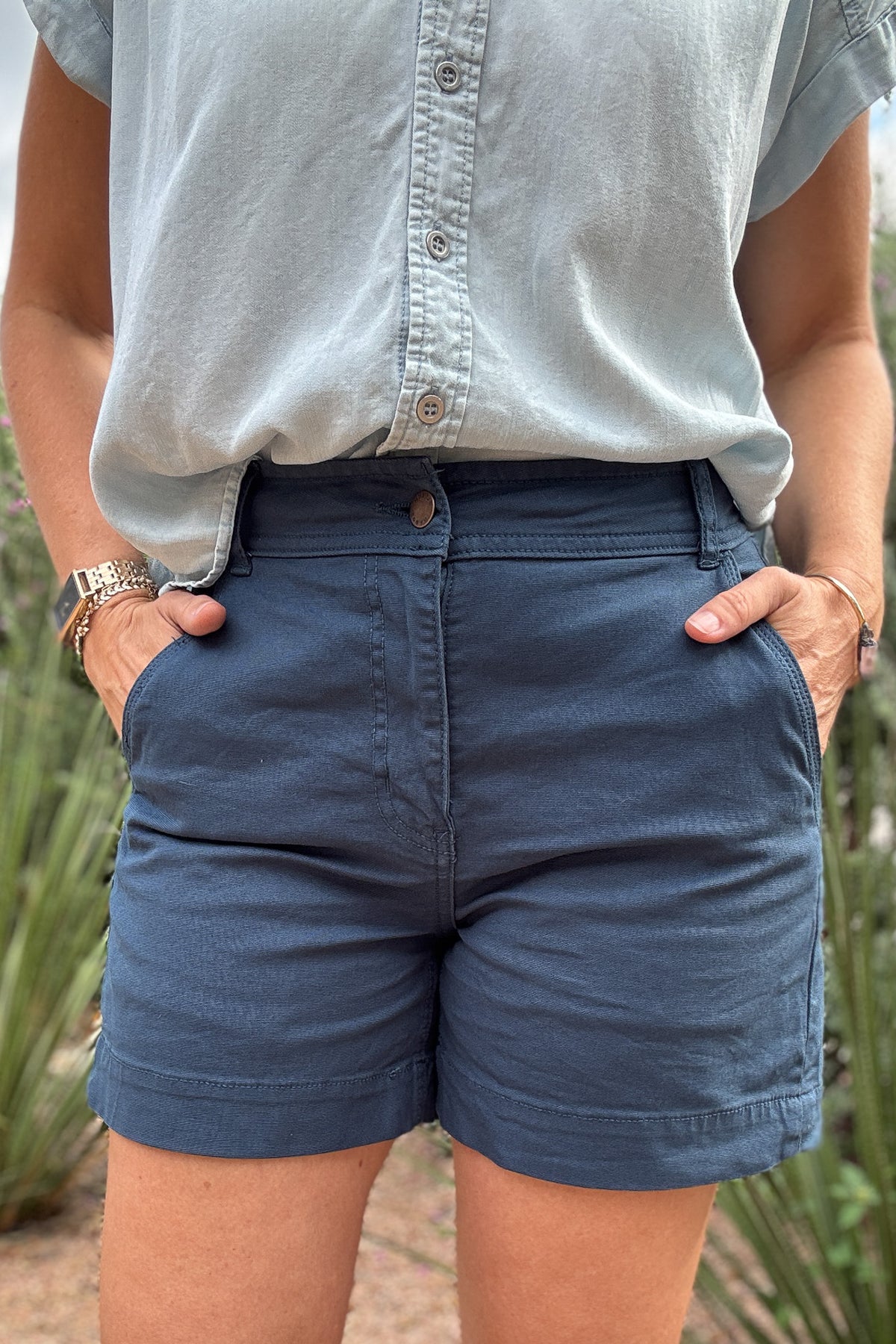 Oliver Logan Canyon shorts, women’s chino shorts, 4 inch inseam shorts, navy women’s shorts, women’s casual shorts, everyday summer shorts, women’s boutique shorts, Cotton and Cashmere Blanco Texas, easy summer style