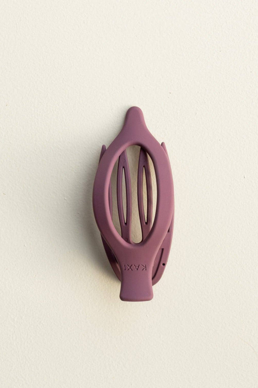 Description
 The Kaxi Alligator Clip is mighty enough to hold all your hair back—whether you’re getting ready in the morning or lounging by the pool. Convenient, stylish and about 5 inches long, it’s your go-to clip for every occasion.
Key Features
5" alligator style clip for a secure hold
