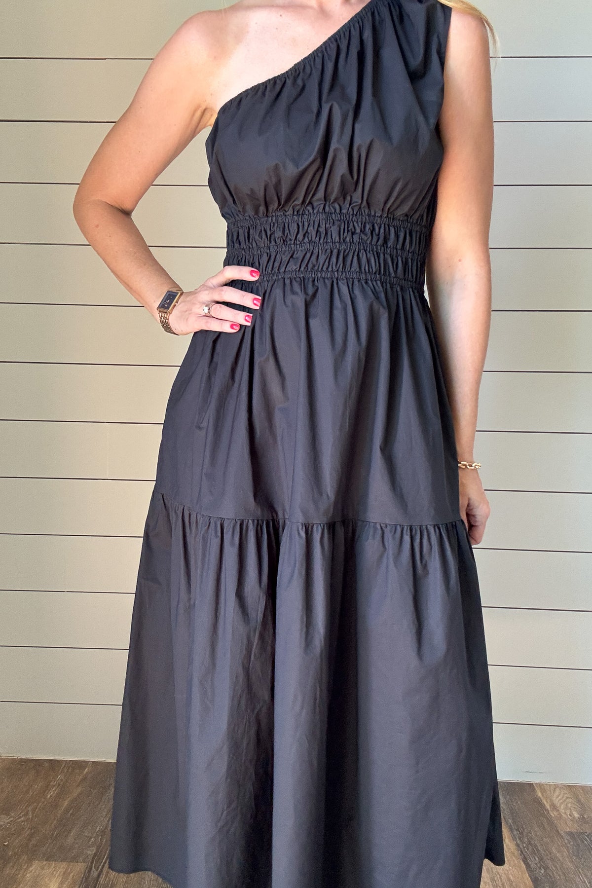 This one-shoulder poplin dress is the easy-chic piece your closet's been missing. Made from crisp cotton poplin, it holds its shape while still feeling light and breezy. The smocked waist adds definition and comfort, while the tiered skirt gives it a little extra movement. And yes—it has pockets. Perfect for dinners out, parties, or just when you want to feel a little more polished without trying too hard.