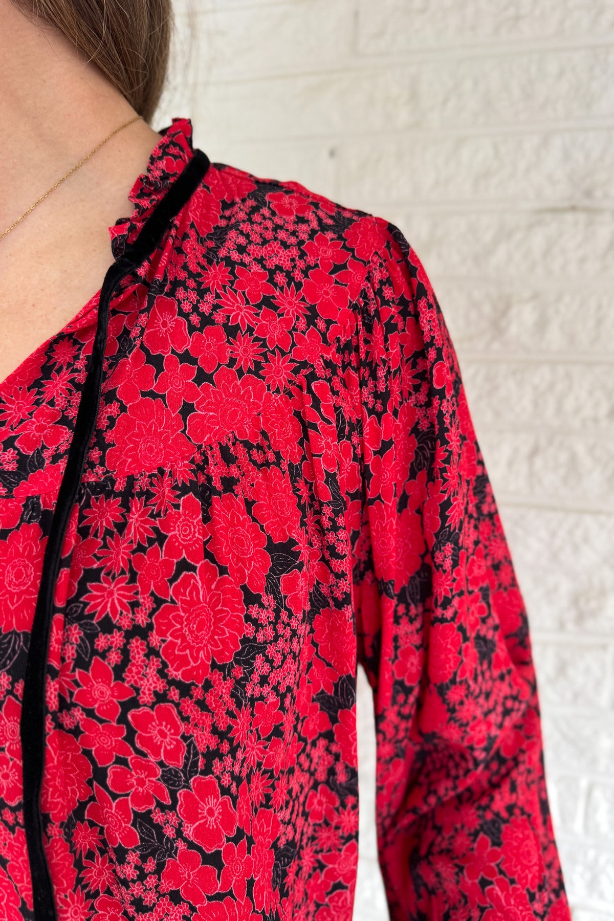 Bold and effortless, this floral top brings vibrant energy with zero fuss. The relaxed shape balances the statement print, and the soft velvet trim adds a touch of sophistication. Lightly gathered cuffs finish the look with subtle volume. Easy to style for day or dinner.