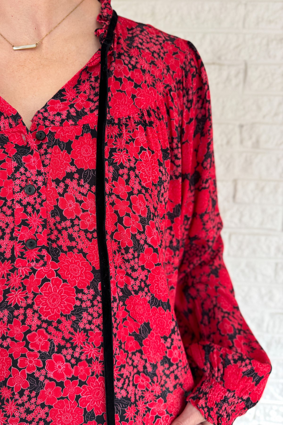 Bold and effortless, this floral top brings vibrant energy with zero fuss. The relaxed shape balances the statement print, and the soft velvet trim adds a touch of sophistication. Lightly gathered cuffs finish the look with subtle volume. Easy to style for day or dinner.