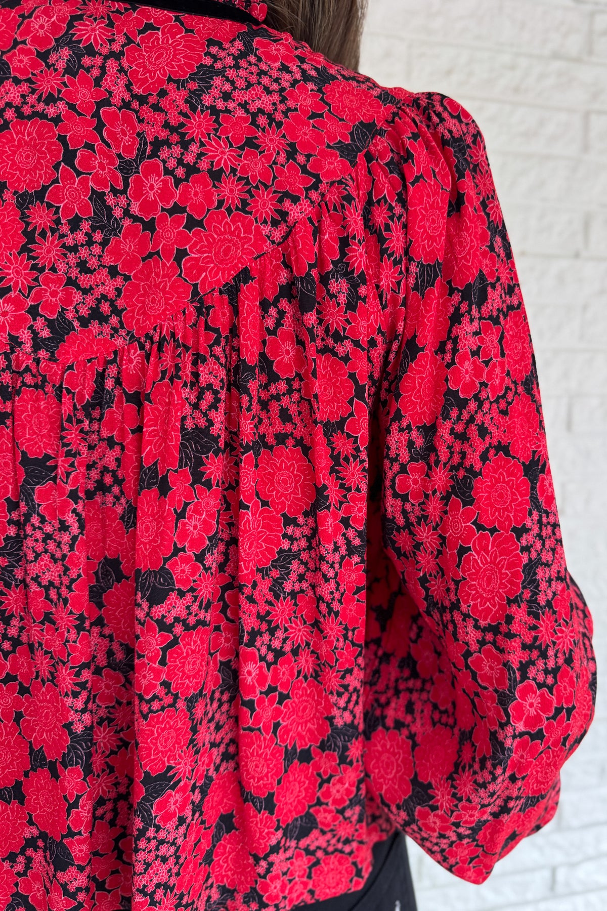Bold and effortless, this floral top brings vibrant energy with zero fuss. The relaxed shape balances the statement print, and the soft velvet trim adds a touch of sophistication. Lightly gathered cuffs finish the look with subtle volume. Easy to style for day or dinner.