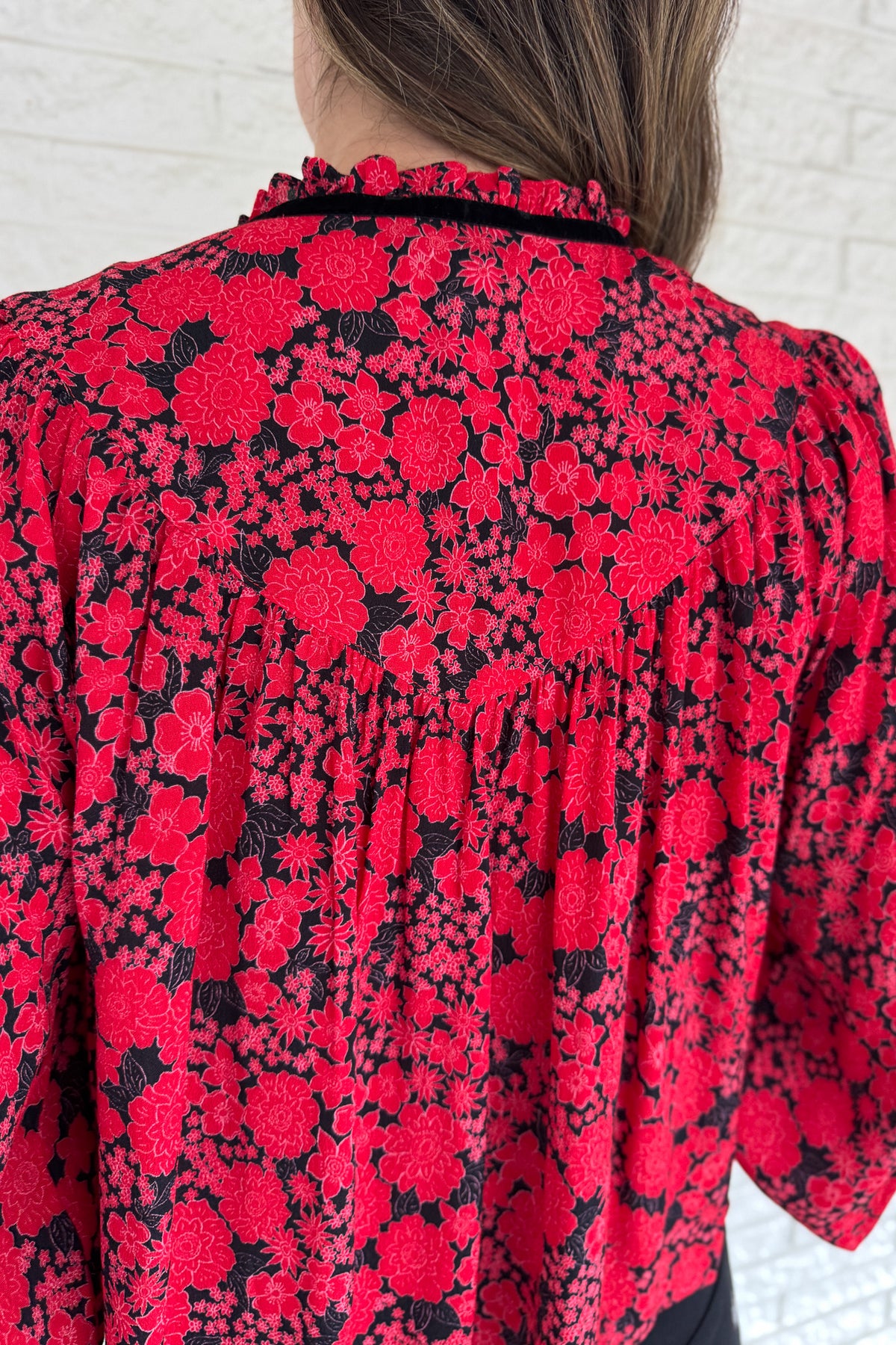 Bold and effortless, this floral top brings vibrant energy with zero fuss. The relaxed shape balances the statement print, and the soft velvet trim adds a touch of sophistication. Lightly gathered cuffs finish the look with subtle volume. Easy to style for day or dinner.