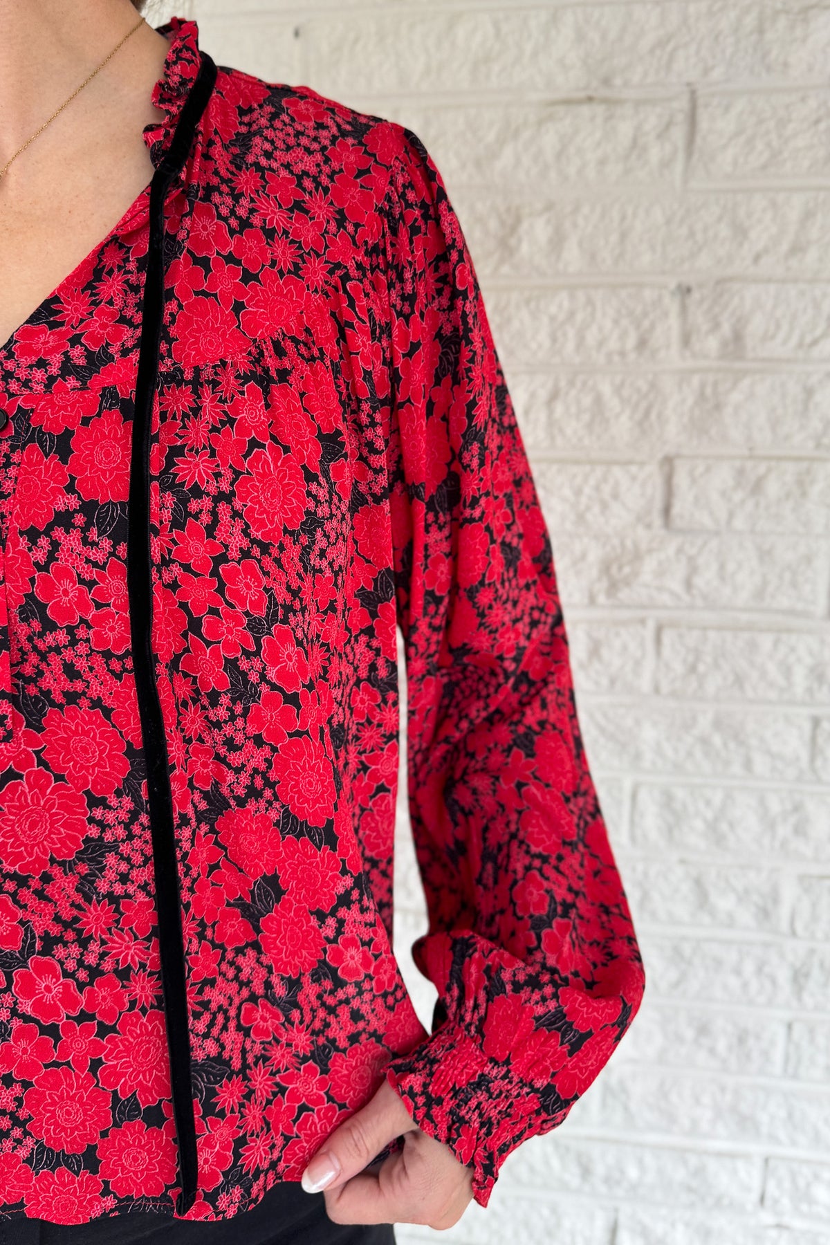 Bold and effortless, this floral top brings vibrant energy with zero fuss. The relaxed shape balances the statement print, and the soft velvet trim adds a touch of sophistication. Lightly gathered cuffs finish the look with subtle volume. Easy to style for day or dinner.
