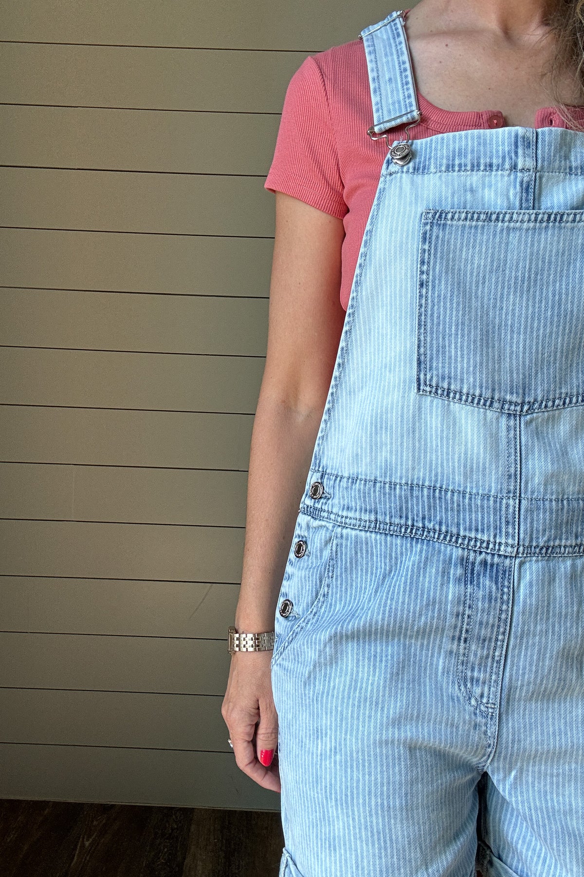 
Laid-back and cute without trying too hard. These light-wash striped shortalls are made for summer days. With a relaxed fit, front chest pocket, and tacked rolled cuffs, they strike the perfect balance of casual and polished. Adjustable straps let you customize your fit, and side buttons make them easy to slip on and go. Pair with any tank or tee for a playful, easy outfit.