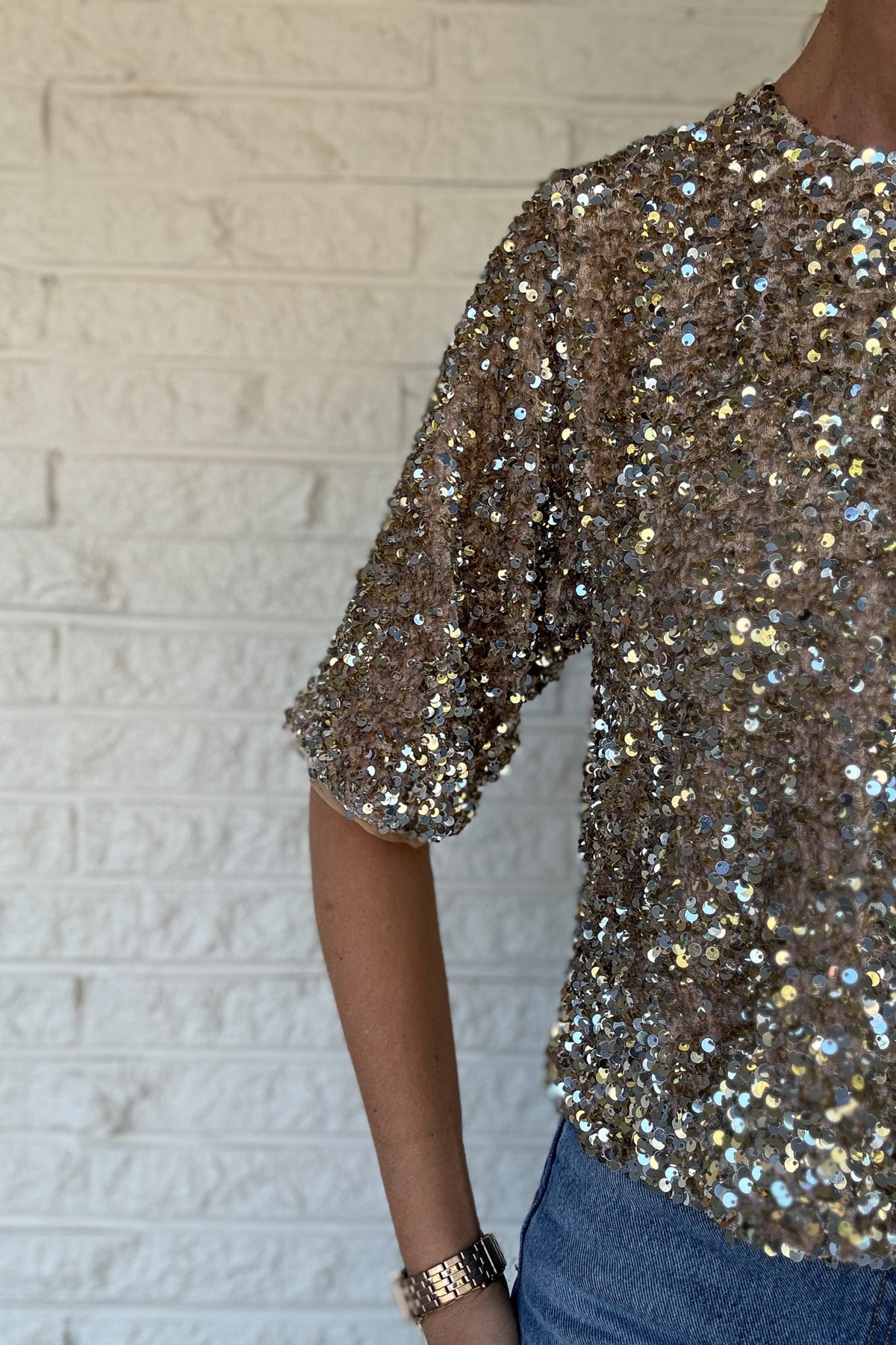 A little sparkle goes a long way. This fully lined sequin tee adds instant polish without sacrificing comfort. Designed with soft sleeve edging to keep sequins from scratching, it’s the kind of statement piece that feels as good as it looks. Dress it up with trousers or down with denim for easy, effortless style.