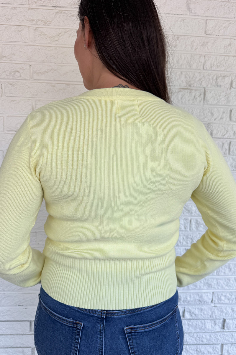 This sweatshirt-style sweater brings a clean, modern look with its slim fit and close neckline. Designed with ribbed finishes and a straight cut, it’s an easy everyday layer that feels both casual and polished.