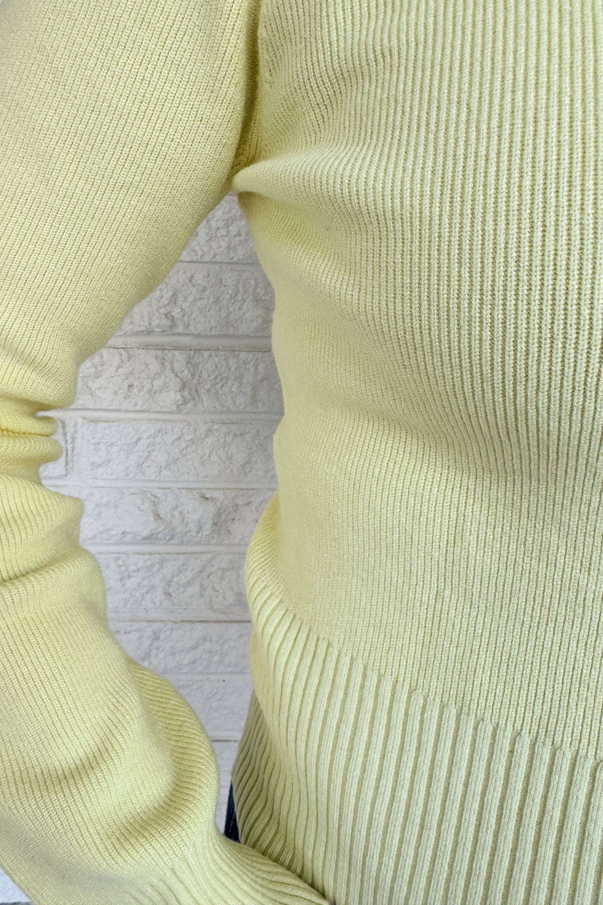 This sweatshirt-style sweater brings a clean, modern look with its slim fit and close neckline. Designed with ribbed finishes and a straight cut, it’s an easy everyday layer that feels both casual and polished.