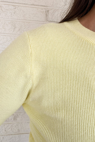 This sweatshirt-style sweater brings a clean, modern look with its slim fit and close neckline. Designed with ribbed finishes and a straight cut, it’s an easy everyday layer that feels both casual and polished.
